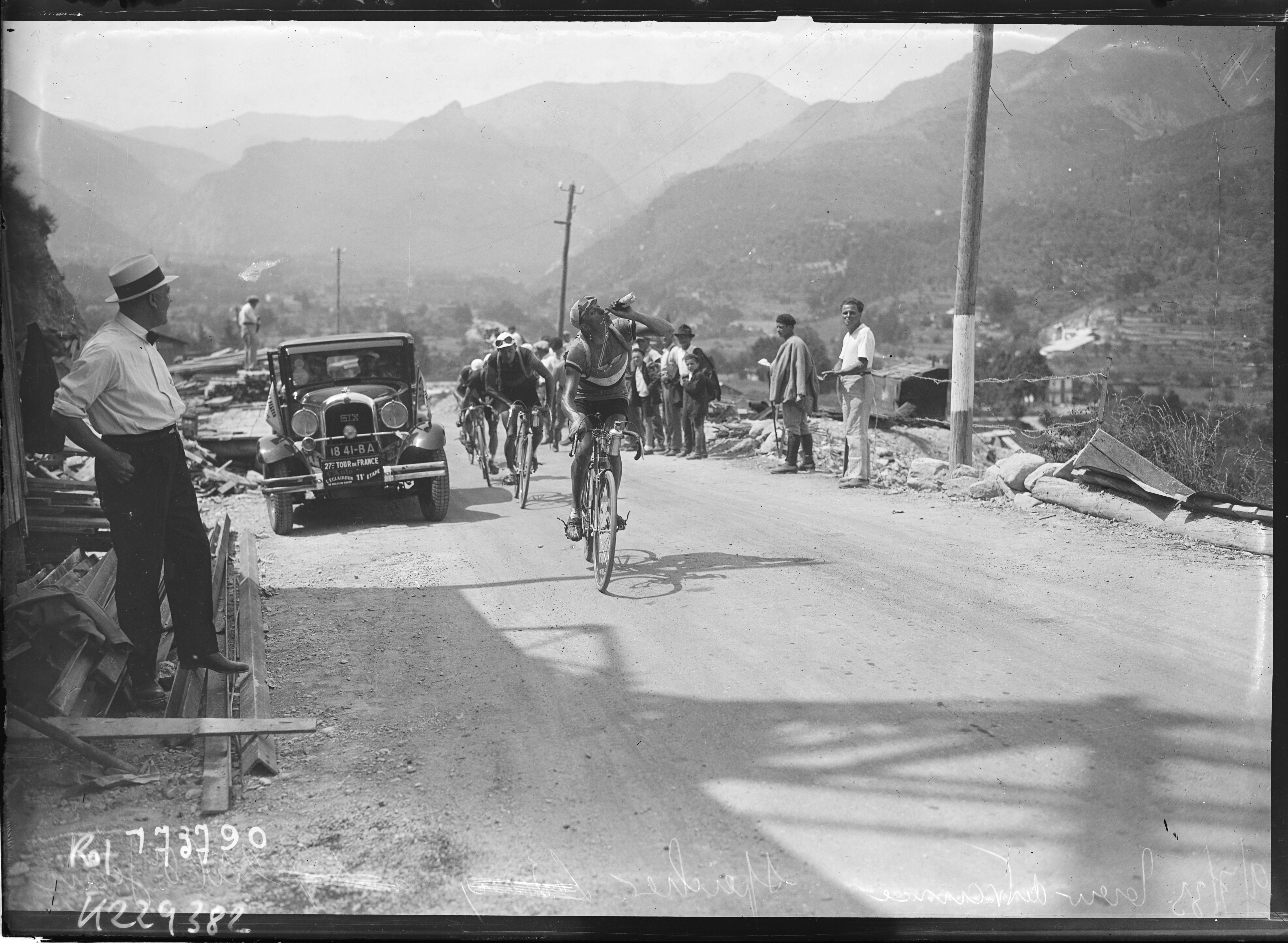 Sujet : Speicher, Georges (1907-1978)
Publics -- Montclar (Alpes-de-Haute-Provence, France)
Coureurs cyclistes -- France
Tour de France (course cycliste)
Montclar (Alpes-de-Haute-Provence, France)
Paysages de montagne -- 1914-1945
Référence bibliographique : Rol, 173790
Appartient à l’ensemble documentaire : Pho20Rol
Image de presse
Couverture : 10 juillet 1933

Langue : français