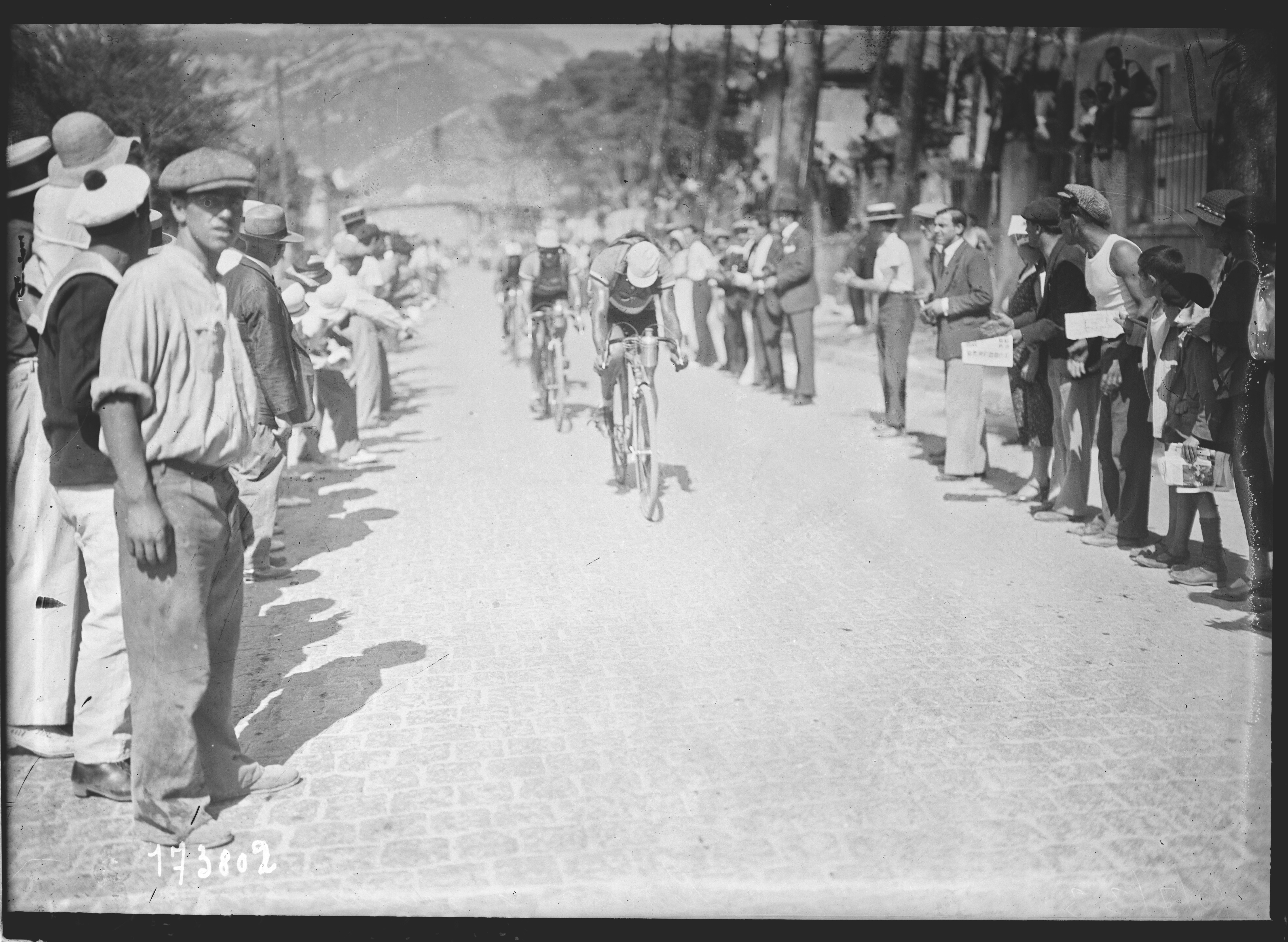 Sujet : Leducq, André (1904-1980)
Publics -- Toulon (Var, France)
Coureurs cyclistes
Tour de France (course cycliste)
Toulon (Var, France)
Référence bibliographique : Rol, 173802
Appartient à l’ensemble documentaire : Pho20Rol
Image de presse
Couverture : 10 juillet 1933

Langue : français