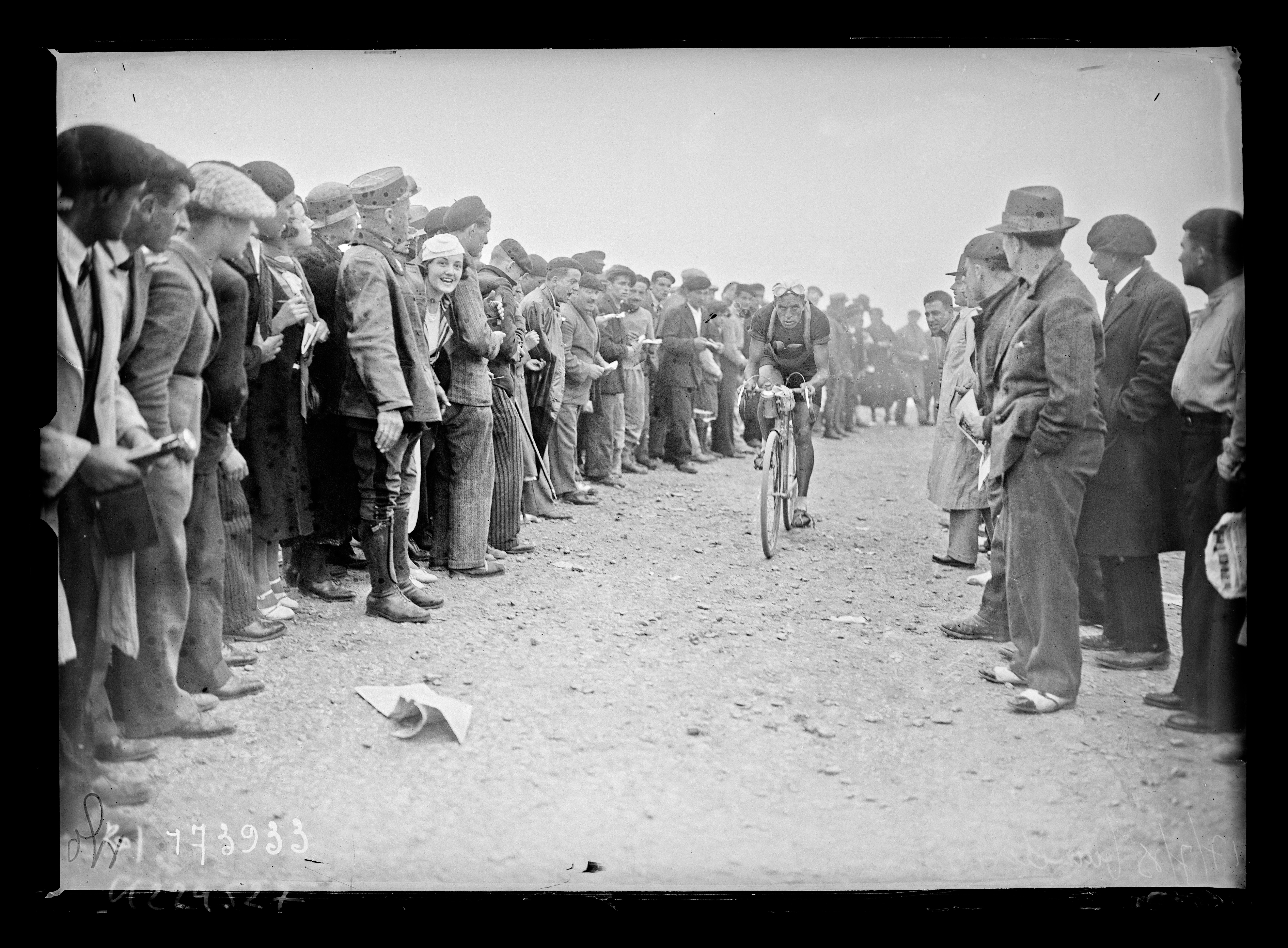 Sujet : Aerts, Jean (1907-1992)
Coureurs cyclistes -- Belgique
Tour de France (course cycliste)
Pyrénées (centre)
Référence bibliographique : Rol, 173933
Appartient à l’ensemble documentaire : Pho20Rol
Image de presse
Couverture : 17 juillet 1933

Langue : français