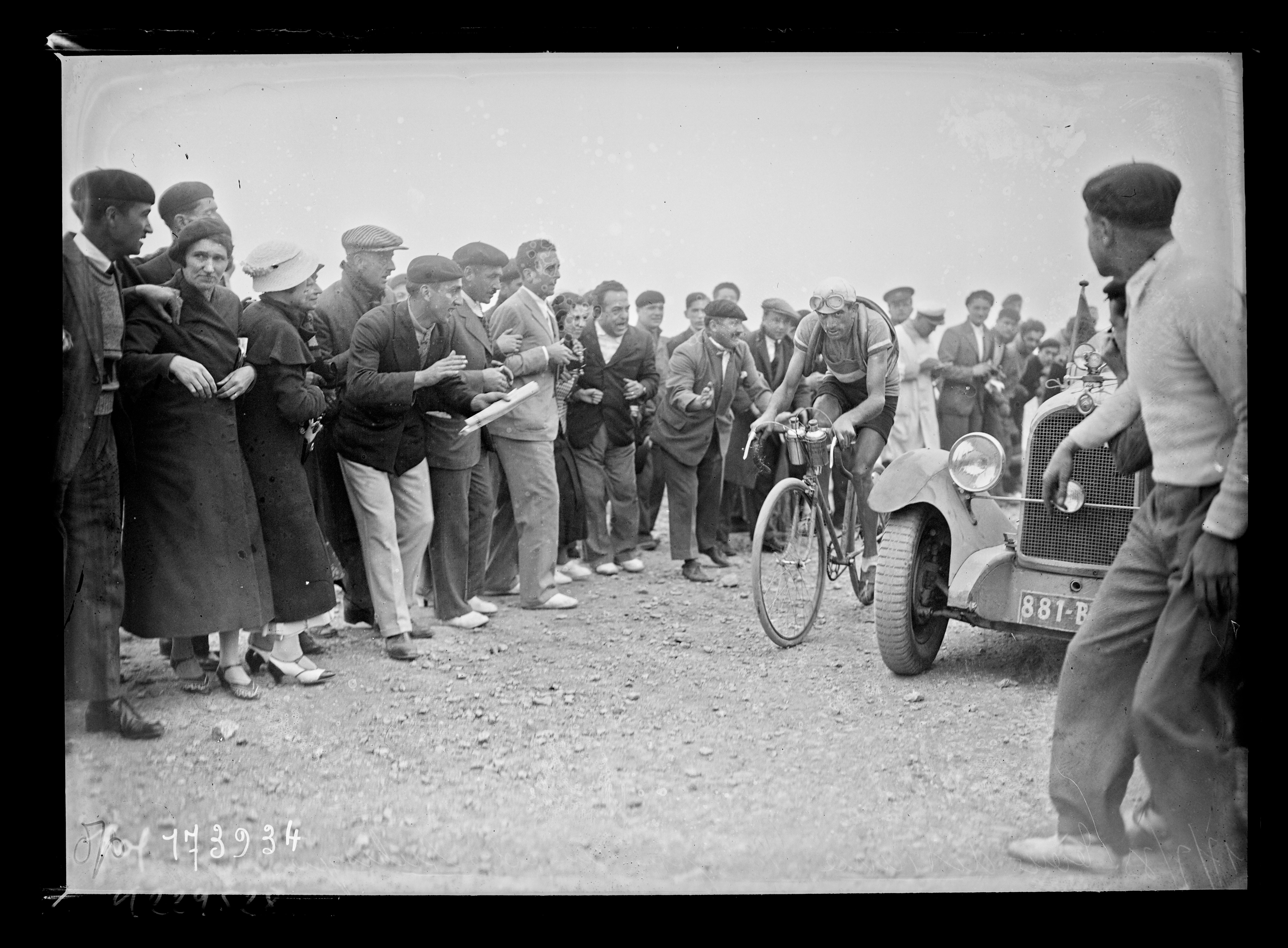 Sujet : Magne, Antonin (1904-1983)
Coureurs cyclistes -- France
Tour de France (course cycliste)
Pyrénées (centre)
Référence bibliographique : Rol, 173934
Appartient à l’ensemble documentaire : Pho20Rol
Image de presse
Couverture : 17 juillet 1933

Langue : français