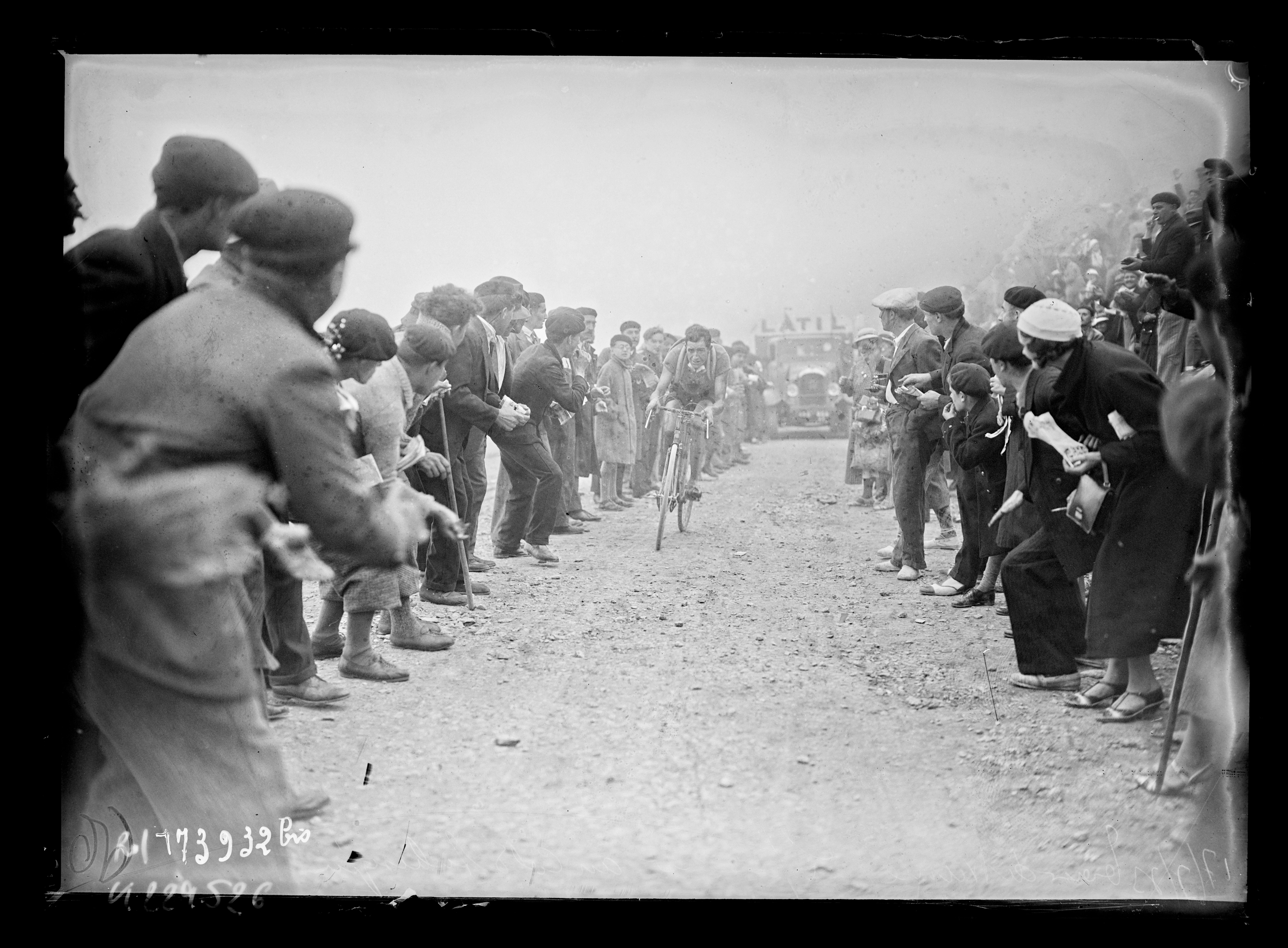 Sujet : Speicher, Georges (1907-1978)
Coureurs cyclistes -- France
Tour de France (course cycliste)
Pyrénées (centre)
Référence bibliographique : Rol, 173932 bis
Appartient à l’ensemble documentaire : Pho20Rol
Image de presse
Couverture : 17 juillet 1933

Langue : français
