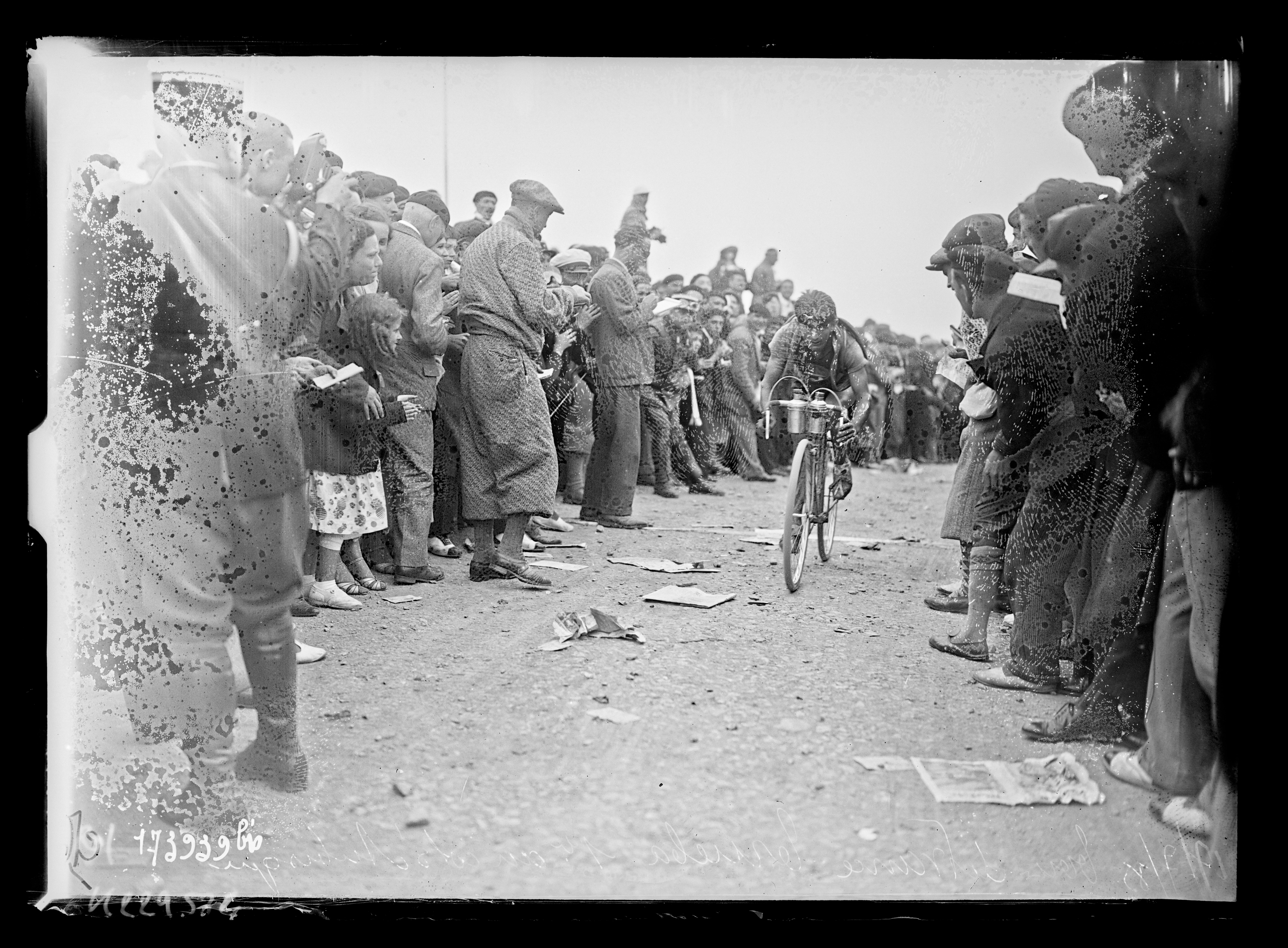 Sujet : Trueba Pérez, Vicente (1905-1986)
Coureurs cyclistes -- Espagne
Tour de France (course cycliste)
Pyrénées (centre)
Référence bibliographique : Rol, 173939 bis
Appartient à l’ensemble documentaire : Pho20Rol
Image de presse
Couverture : 17 juillet 1933

Langue : français