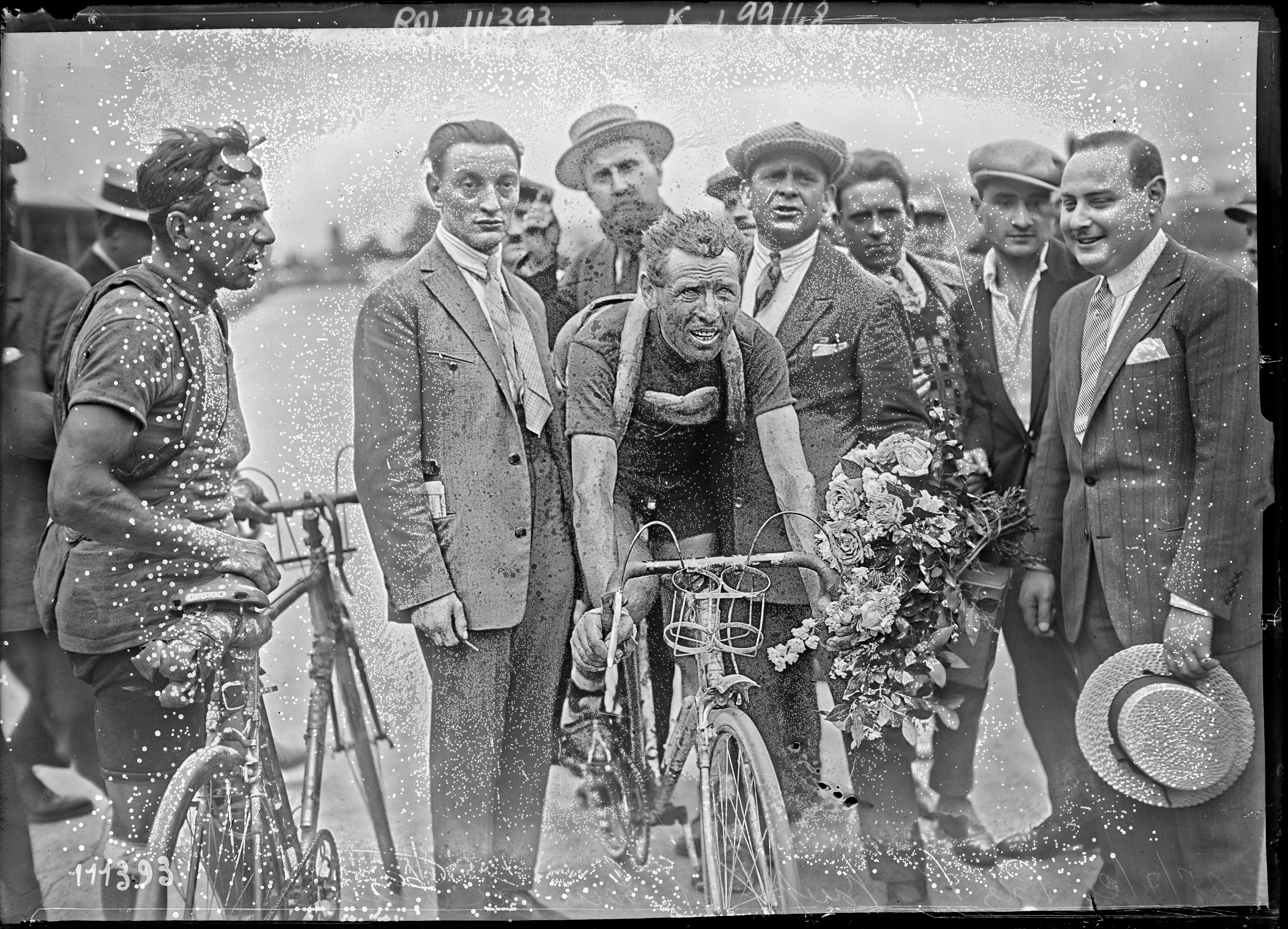 Sujet : Buysse, Lucien (1892-1980) -- Portraits
Tour de France (course cycliste)
Paris (France) -- Parc des princes
Portraits collectifs -- 1914-1945
Référence bibliographique : Rol, 111393
Appartient à l’ensemble documentaire : Pho20Rol
Appartient à l’ensemble documentaire : MnS000
Image de presse
Couverture : 18 juillet 1926

Langue : français