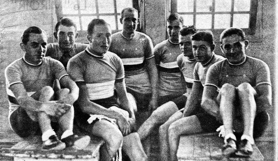 L'équipe de France avant le départ du Tour de France 1935 fait la une du Miroir des Sports du 2 juillet.