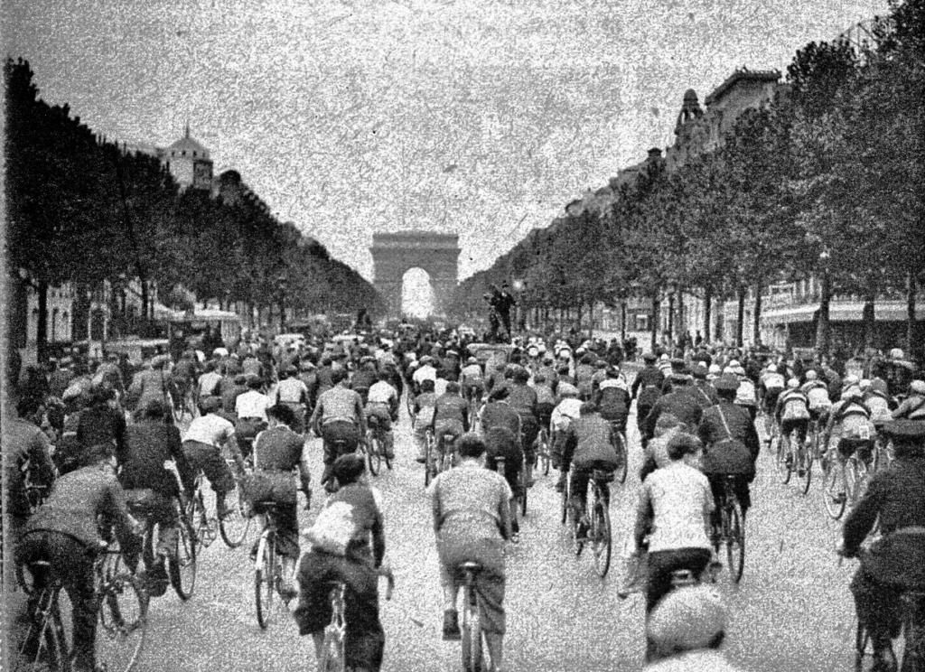 Le cortège sur les Champs-Elysées précédant le départ de la première étape du Tour de France 1935