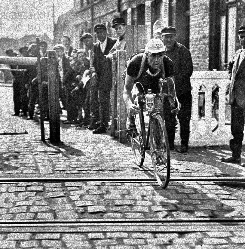 Le Belge Romain Maes franchit le passage à niveau d'Haubourdin lors de la première étape du Tour de France 1935