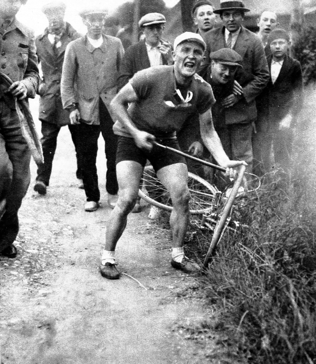 Romain Maes répare une crevaison lors de la deuxième étape du Tour de France 1935. Romain Maes répare une crevaison lors de la deuxième étape du Tour de France 1935.
