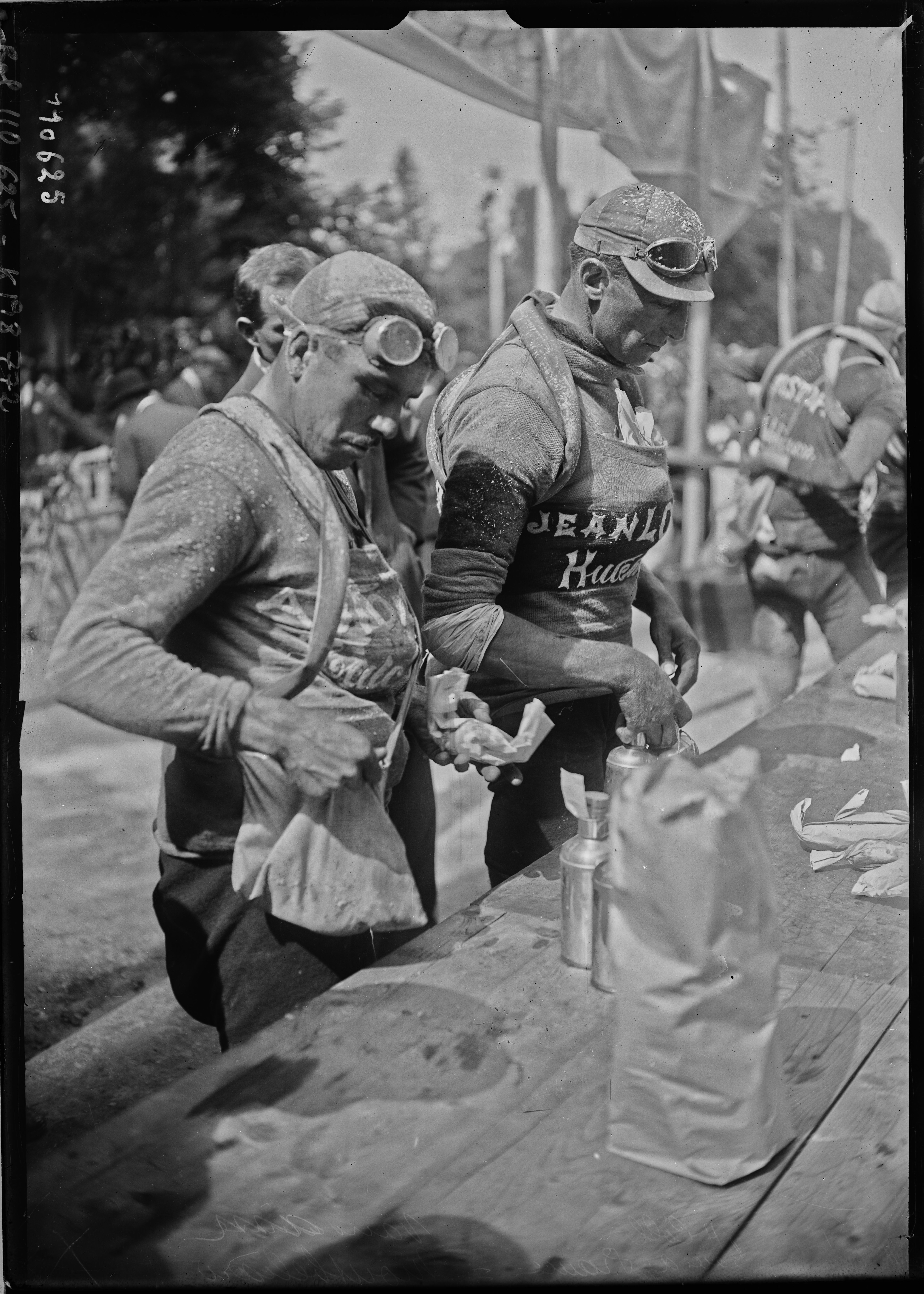 Sujet : Van Dam, Joseph (1901-1986) -- Portraits
Collé, Henri (1893-1976) -- Portraits
Tour de France (course cycliste)
Montbéliard (Doubs, France)
Portraits collectifs -- 1914-1945
Référence bibliographique : Rol, 110625
Appartient à l’ensemble documentaire : Pho20Rol
Appartient à l’ensemble documentaire : FrancComt1
Appartient à l’ensemble documentaire : MnS000
Image de presse
Couverture : 20 juin 1926

Langue : français