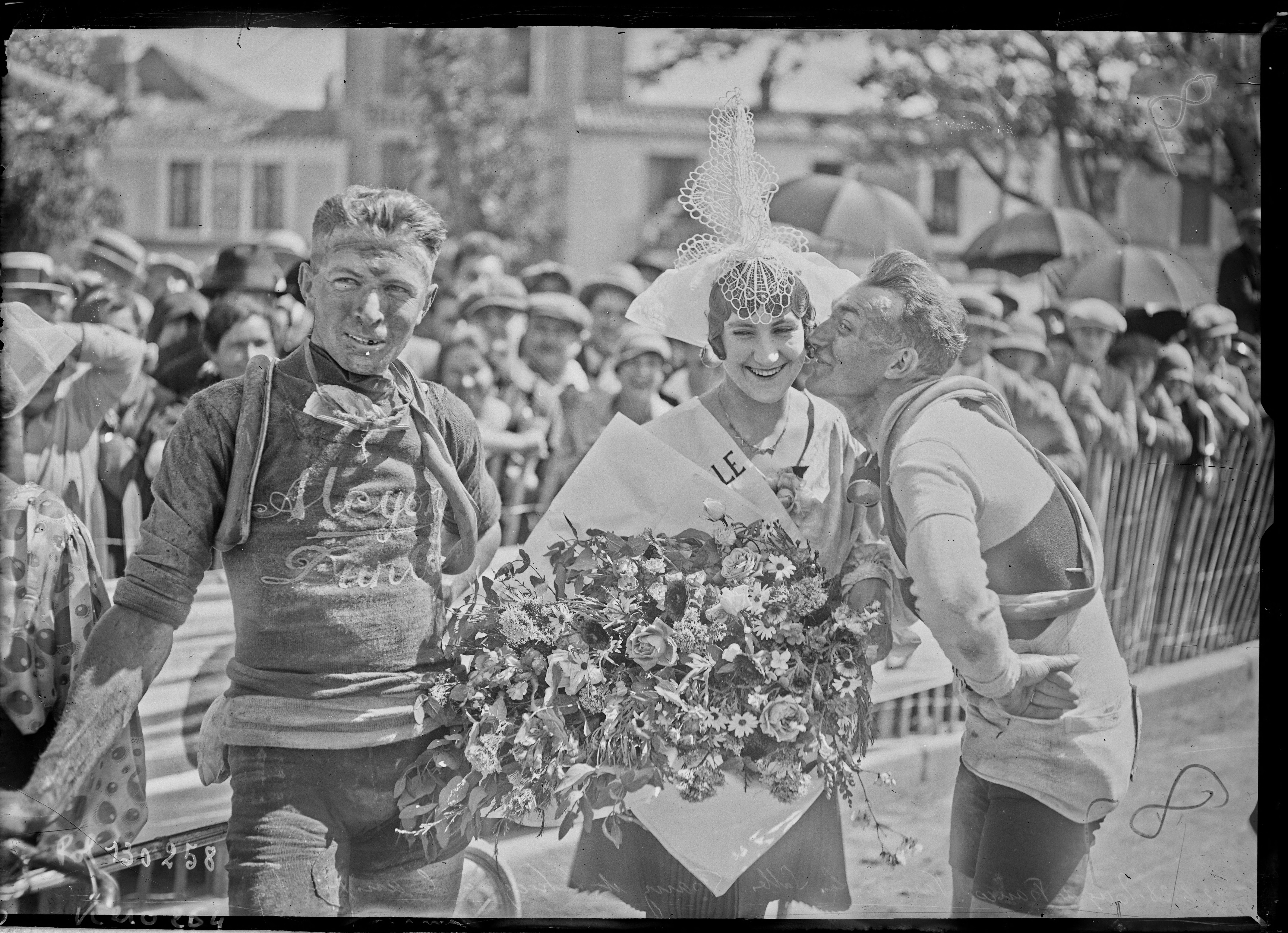 Sujet : Leducq, André (1904-1980) -- Portraits
Frantz, Nicolas (1899-1985) -- Portraits
Coiffes -- Les Sables-d'Olonne (Vendée, France)
Costume -- Les Sables-d'Olonne (Vendée, France)
Tour de France (course cycliste)
Les Sables-d'Olonne (Vendée, France)
Portraits collectifs -- 1914-1945
Référence bibliographique : Rol, 130258
Appartient à l’ensemble documentaire : Pho20Rol
Appartient à l’ensemble documentaire : MnS000
Image de presse
Couverture : 22 juin 1928

Langue : français