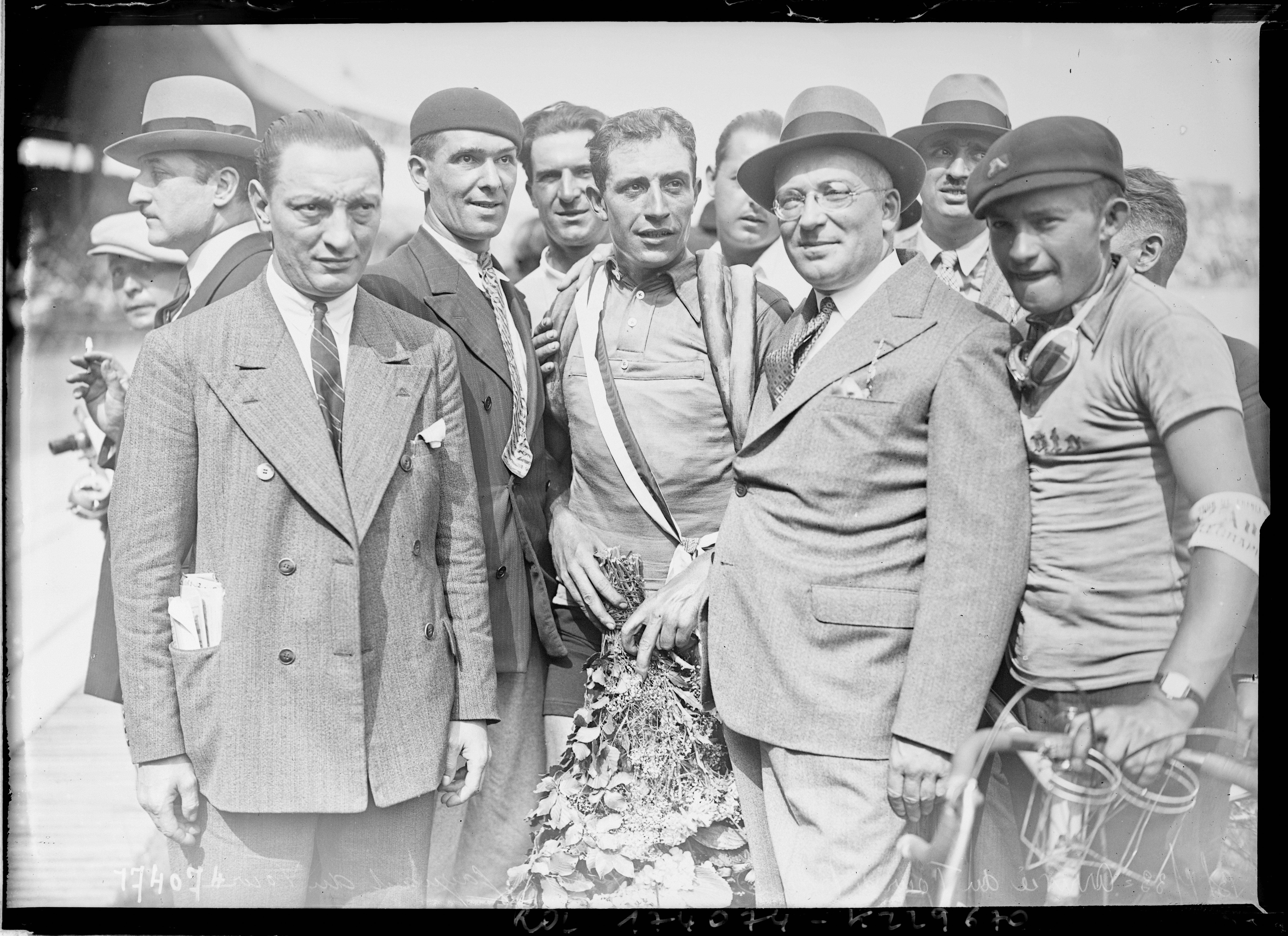 Sujet : Speicher, Georges (1907-1978) -- Portraits
Coureurs cyclistes -- France
Tour de France (course cycliste)
Paris (France) -- Parc des princes
Portraits collectifs -- 1914-1945
Référence bibliographique : Rol, 174074
Appartient à l’ensemble documentaire : Pho20Rol
Image de presse
Couverture : 23 juillet 1933

Langue : français