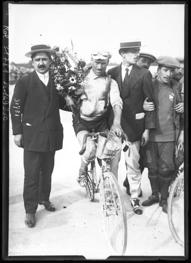 Sujet : Coureurs cyclistes
Tour de France (course cycliste)
Courses cyclistes -- France
Paris (France) -- Parc des princes
Photographie de presse -- 1900-1945
Référence bibliographique : Rol, 31781
Appartient à l’ensemble documentaire : Pho20Rol
Appartient à l’ensemble documentaire : MnS000
Couverture : 27 juillet 1913

Langue : français