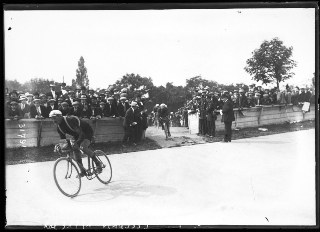 Sujet : Thys, Philippe (1890-1971)
Garrigou, Gustave (1884-1963)
Faber, François (1887-1915)
Coureurs cyclistes
Tour de France (course cycliste)
Courses cyclistes -- France
Paris (France) -- Parc des princes
Photographie de presse -- 1900-1945
Référence bibliographique : Rol, 31791
Appartient à l’ensemble documentaire : Pho20Rol
Appartient à l’ensemble documentaire : MnS000
Couverture : 27 juillet 1913

Langue : français