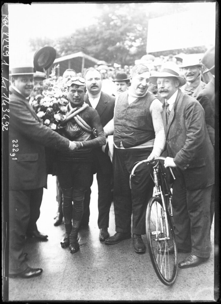 Sujet : Defraye, Odiel (1888-1965) -- Portraits
Tour de France (course cycliste)
Courses cyclistes -- France
Coureurs cyclistes -- Portraits
Paris (France) -- Parc des princes
Photographie de presse -- 1900-1945
Référence bibliographique : Rol, 22291
Appartient à l’ensemble documentaire : Pho20Rol
Appartient à l’ensemble documentaire : MnS000
Couverture : 28 juillet 1912

Langue : français