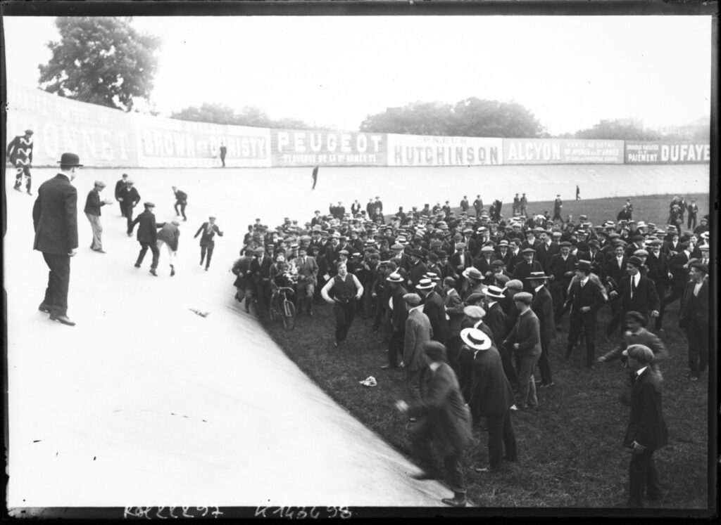 Sujet : Defraye, Odiel (1888-1965)
Tour de France (course cycliste)
Courses cyclistes -- France
Coureurs cyclistes
Paris (France) -- Parc des princes
Photographie de presse -- 1900-1945
Référence bibliographique : Rol, 22297
Appartient à l’ensemble documentaire : Pho20Rol
Appartient à l’ensemble documentaire : MnS000
Couverture : 28 juillet 1912

Langue : français