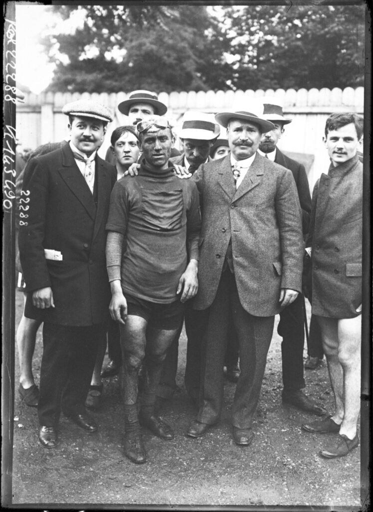 Sujet : Defraye, Odiel (1888-1965) -- Portraits
Tour de France (course cycliste)
Courses cyclistes -- France
Coureurs cyclistes -- Portraits
Paris (France) -- Parc des princes
Photographie de presse -- 1900-1945
Référence bibliographique : Rol, 22288
Appartient à l’ensemble documentaire : Pho20Rol
Appartient à l’ensemble documentaire : MnS000
Couverture : 28 juillet 1912

Langue : français