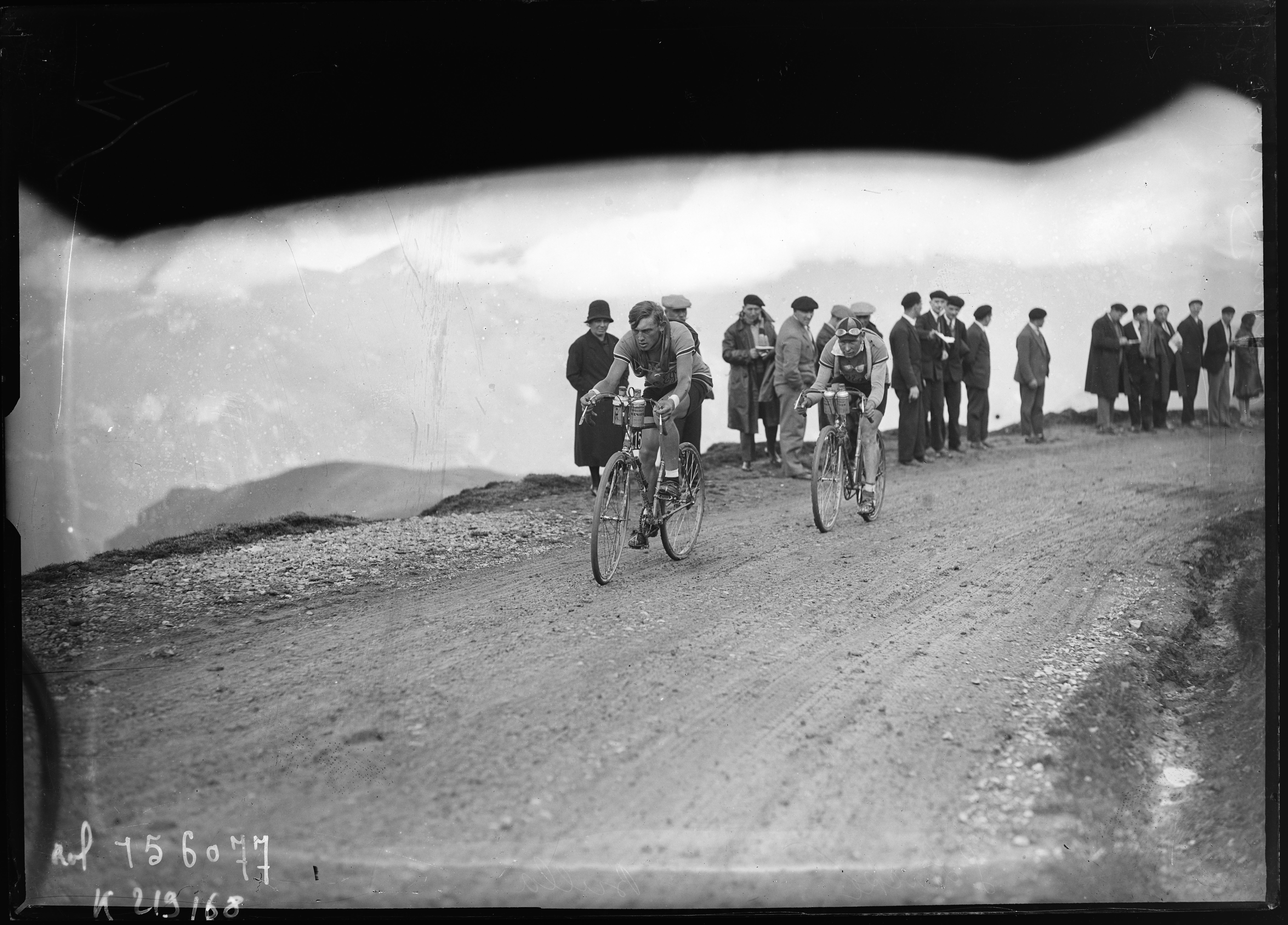Sujet : Bulla, Max (1905-1990)
Loncke, Gérard (1905-1979)
Tour de France (course cycliste)
Pyrénées
Référence bibliographique : Rol, 156077
Appartient à l’ensemble documentaire : Pho20Rol
Image de presse
Couverture : 08 juillet 1931

Langue : français