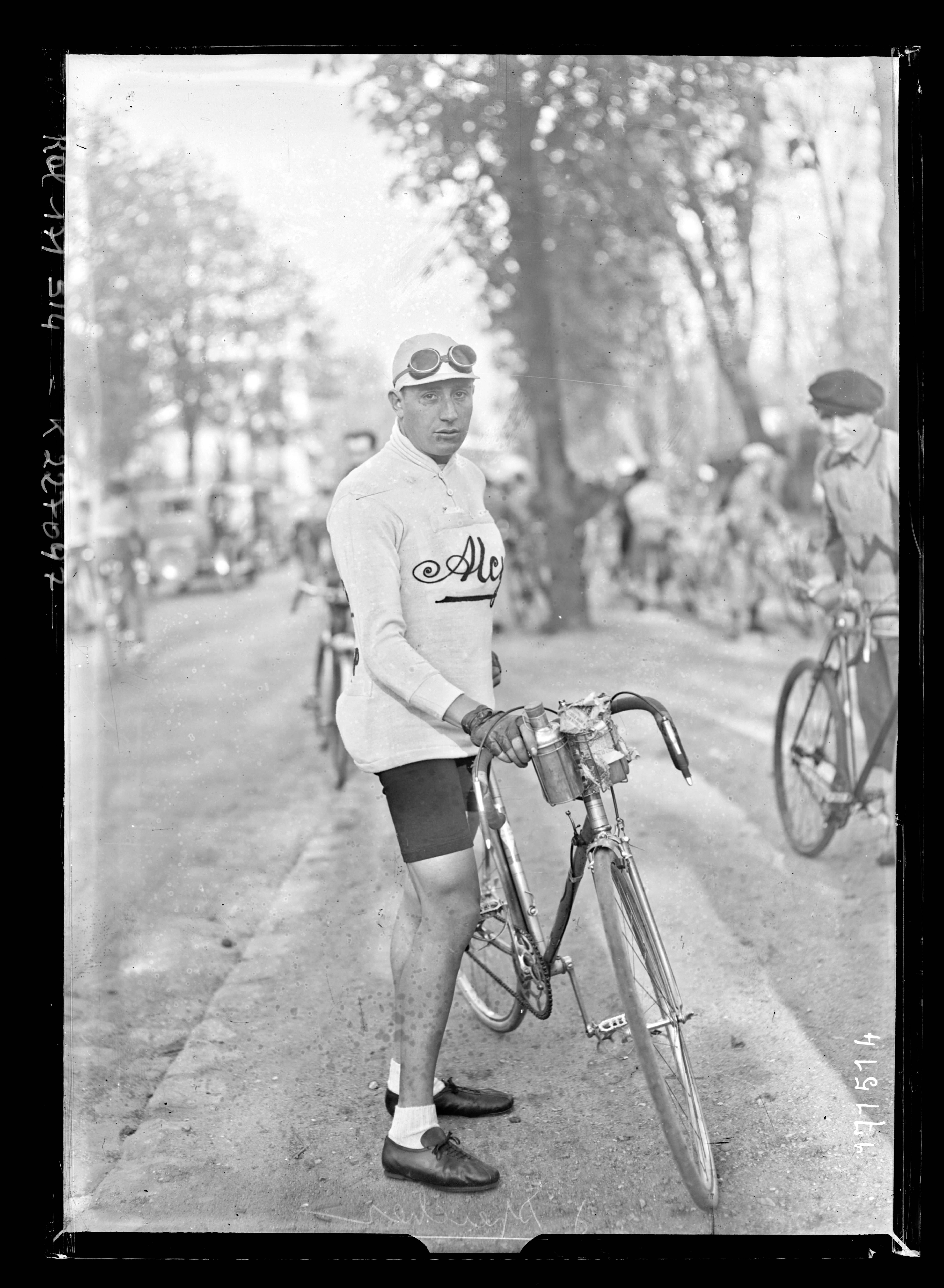 Sujet : Speicher, Georges (1907-1978) -- Portraits
Coureurs cyclistes -- France
Courses cyclistes -- Le Vésinet (Yvelines, France)
Le Vésinet (Yvelines, France)
Portraits -- 1914-1945
Référence bibliographique : Rol, 171514
Appartient à l’ensemble documentaire : Pho20Rol
Image de presse
Couverture : 09 avril 1933

Langue : français