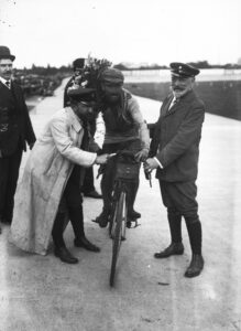 Octave Lapize à l'arrivée du Tour de France 1910
