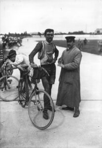 Ernesto Azzini  à l'arrivée du Tour de France 1910