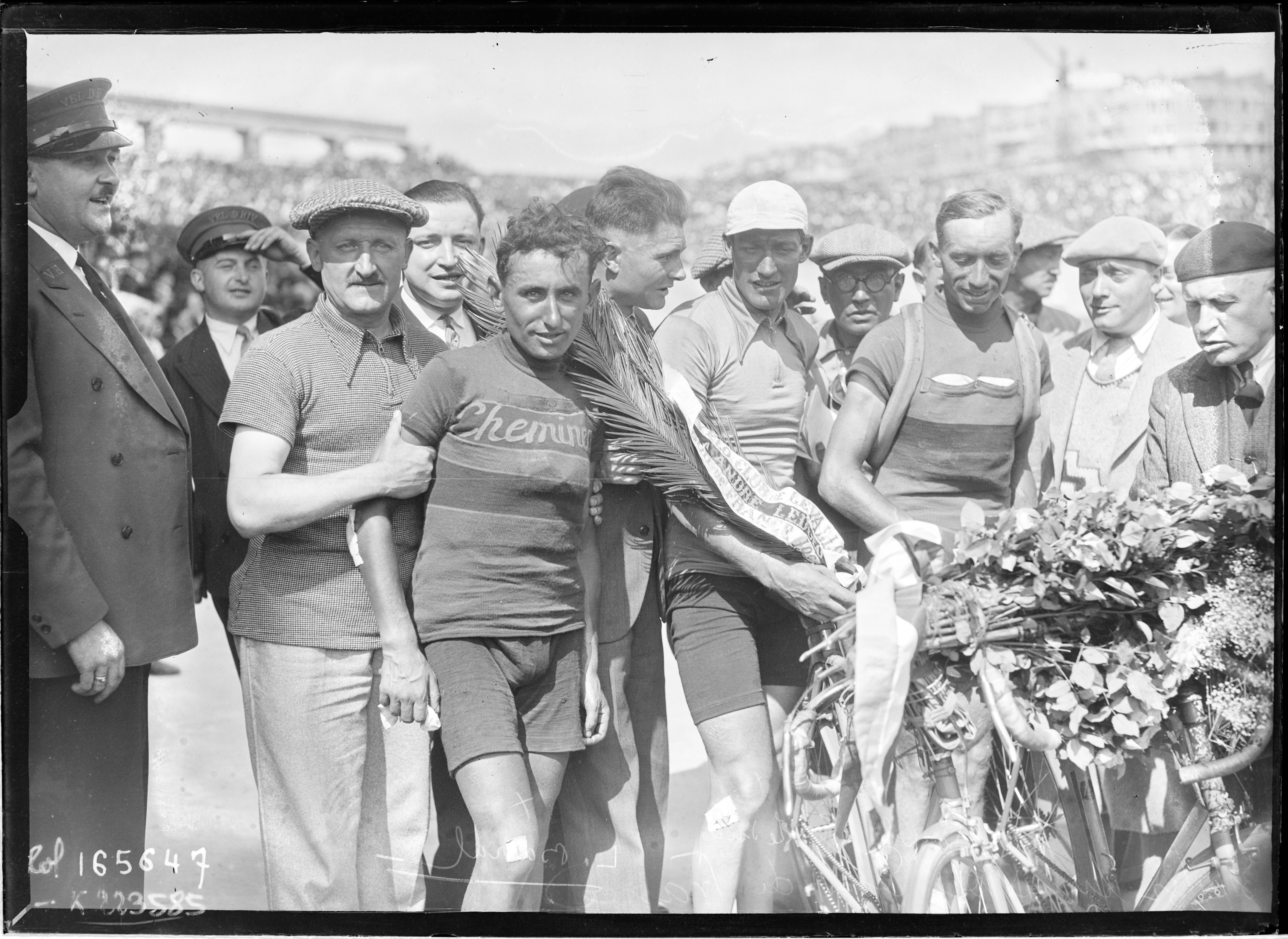 Sujet : Leducq, André (1904-1980) -- Portraits
Stöpel, Kurt (1908-1997) -- Portraits
Barral, Luigi (1907-1962) -- Portraits
Coureurs cyclistes -- Allemagne
Coureurs cyclistes -- France
Coureurs cyclistes -- Italie
Tour de France (course cycliste)
Paris (France) -- Parc des princes
Portraits collectifs -- 1914-1945
Référence bibliographique : Rol, 165647
Appartient à l’ensemble documentaire : Pho20Rol
Image de presse
Couverture : 31 juillet 1932

Langue : français