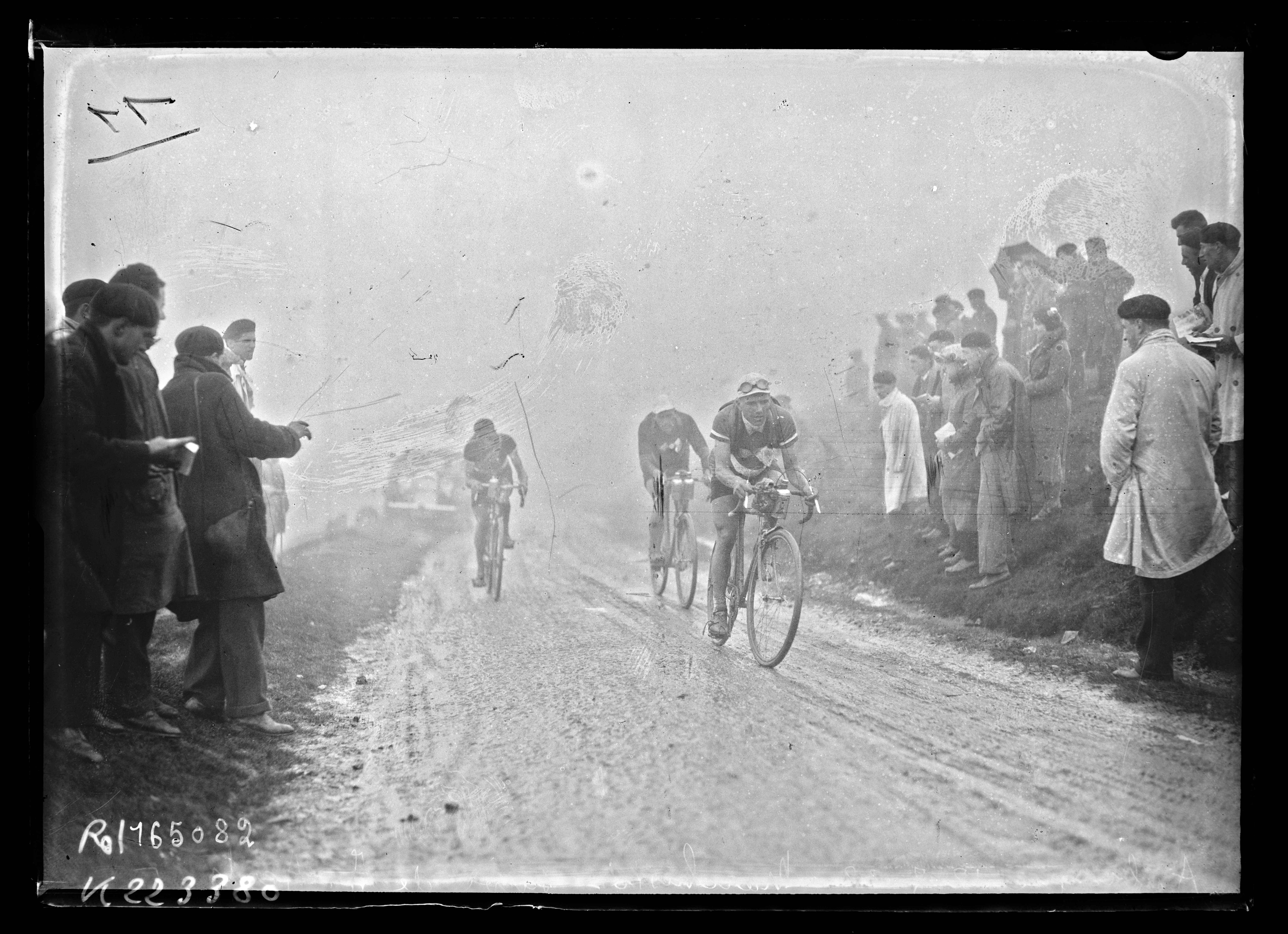 Sujet : Aerts, Jean (1907-1992)
Marchisio, Luigi (1909-1992)
Coureurs cyclistes -- Belgique
Coureurs cyclistes -- Italie
Tour de France (course cycliste)
Pyrénées (centre)
Référence bibliographique : Rol, 165082
Appartient à l’ensemble documentaire : Pho20Rol
Image de presse
Couverture : 12 juillet 1932

Langue : français