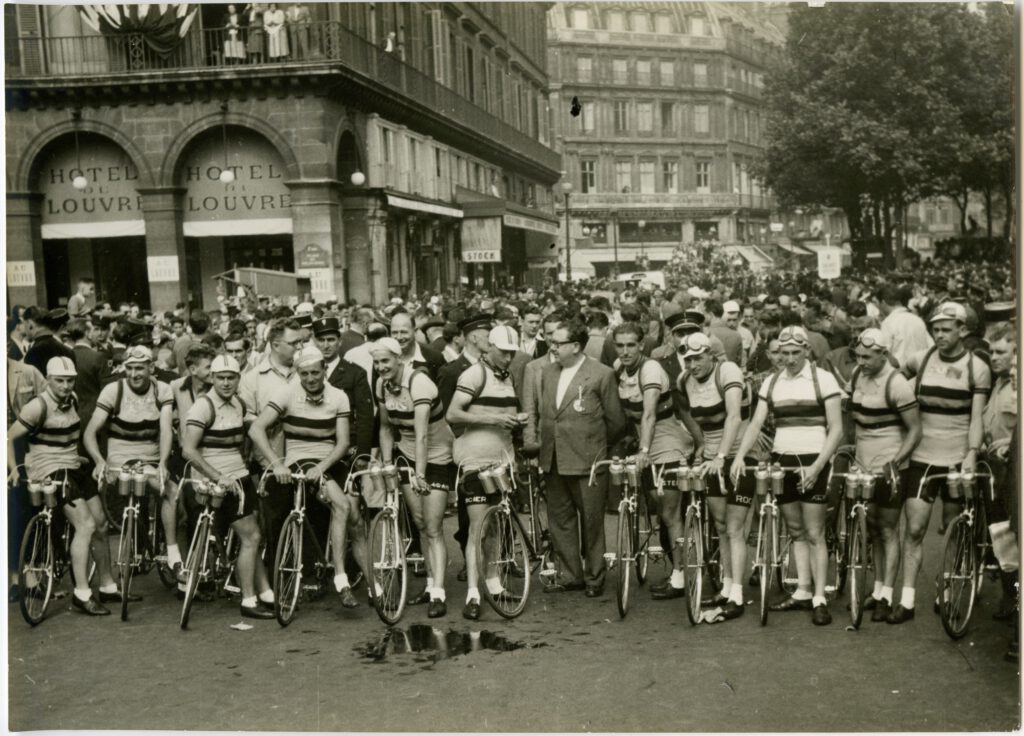 De Belgische Tourploeg in 1949. Dat jaar wordt de selectie voor de Ronde van Frankrijk om onduidelijke redenen uitgesteld, waardoor Dwars door België begin mei met argusogen gevolgd wordt. Briek Schotte wordt in eerste instantie niet weerhouden voor de Tour, maar onder massaal protest wordt hij toch nog opgenomen in de selectie. Hij eindigt als 33ste in Parijs. Raymond Impanis moet opgeven.