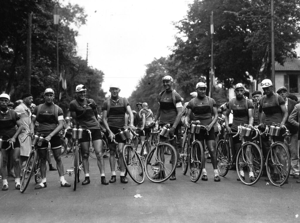 Das deutsche Team bei der Tour de France 1932. Von rechts nach links: Willy Kutschbach, Georg Umbenhauer, Max Bulla, Oskar Thierbach, Herbert Sieronski, Ludwig Geyer,  Kurt Stöpel, Rudolf Risch