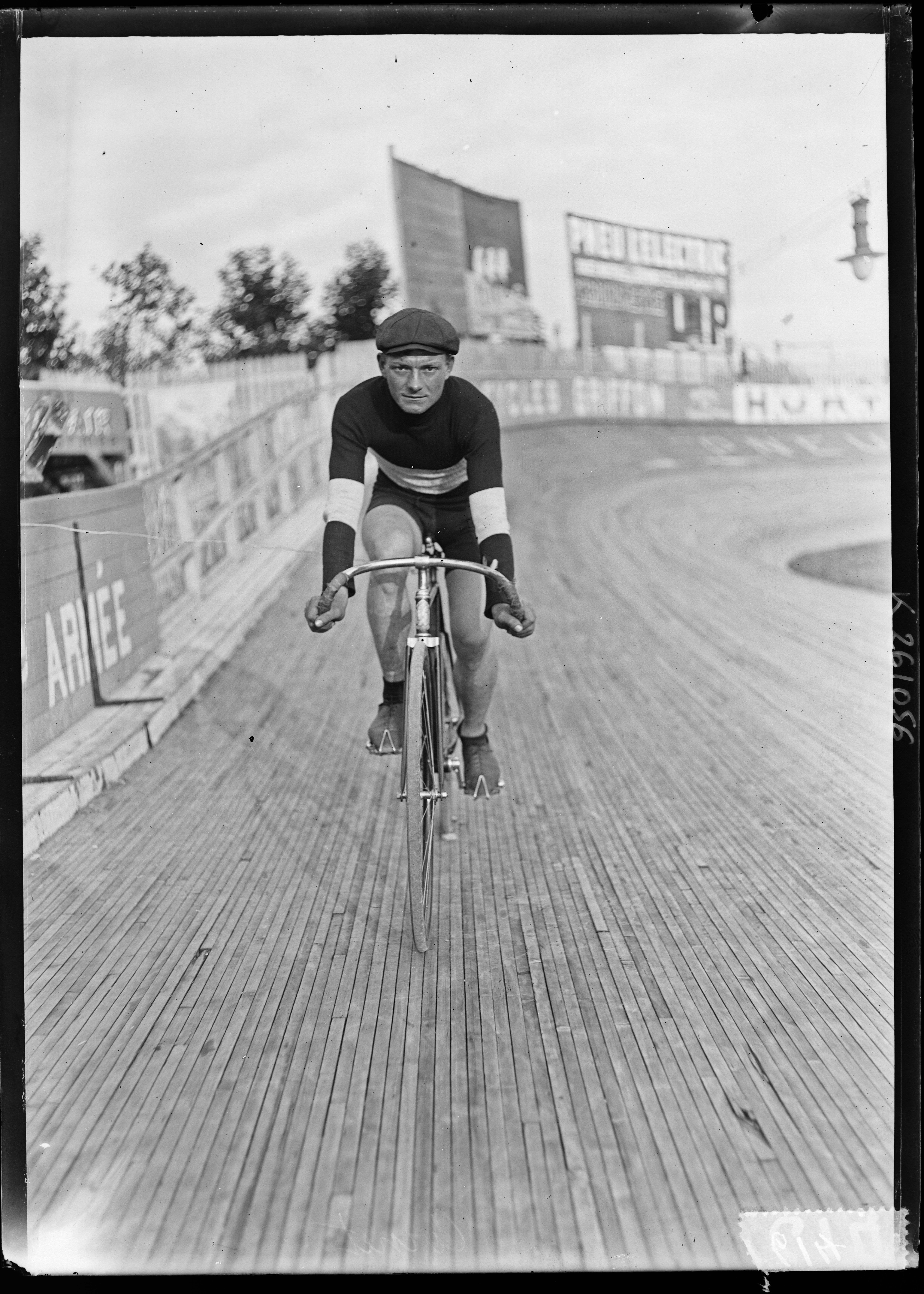 Sujet : Cornet, Henri (1884-1941) -- Portraits
Coureurs cyclistes -- France
Neuilly-sur-Seine (Hauts-de-Seine, France) -- Vélodrome Buffalo
Portraits -- 1870-1913
Référence bibliographique : K261056
Appartient à l’ensemble documentaire : Pho20Rol
Appartient à l’ensemble documentaire : MnS000
Image de presse
Couverture : 1905

Langue : français