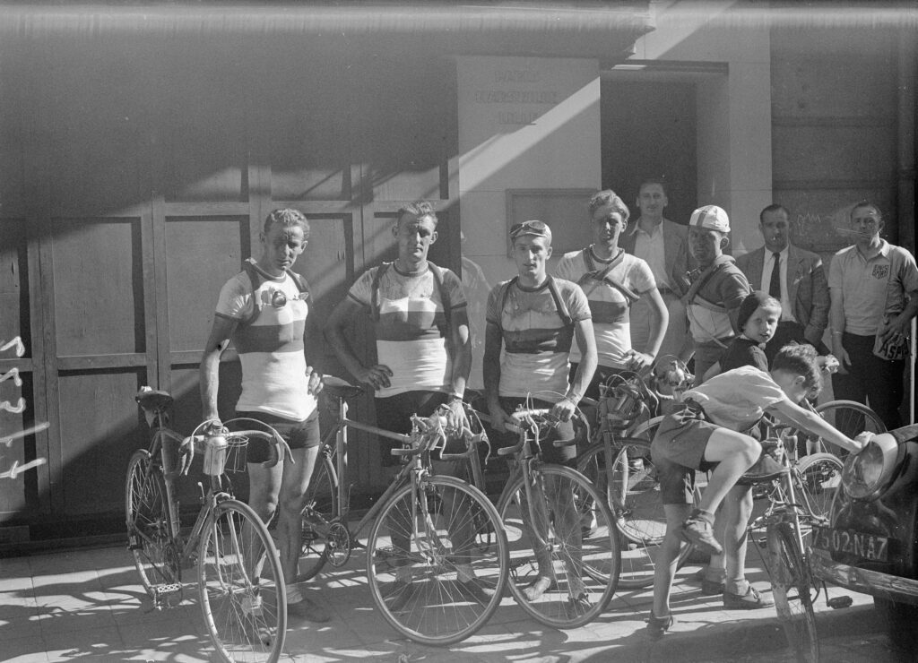 Collectie / Archief : Fotocollectie Anefo
Reportage / Serie : Tour de France. Eerste etappe Parijs-Rijssel (Lille)
Beschrijving : De Nederlandse ploeg voor het hotel in Rijssel
Annotatie : De Nederlandse ploeg bestond uit Jansen, Vooren, Sijen, Van Schendel, Schellingerhout, De Korver en de Pool (!) Klabinksi
Datum : 25 juni 1947
Trefwoorden : wielrennen
Fotograaf : Sagers, Harry / Anefo
Auteursrechthebbende : Nationaal Archief 
Materiaalsoort : Glasnegatief
Nummer archiefinventaris : bekijk toegang 2.24.01.09

Bestanddeelnummer : 902-2377