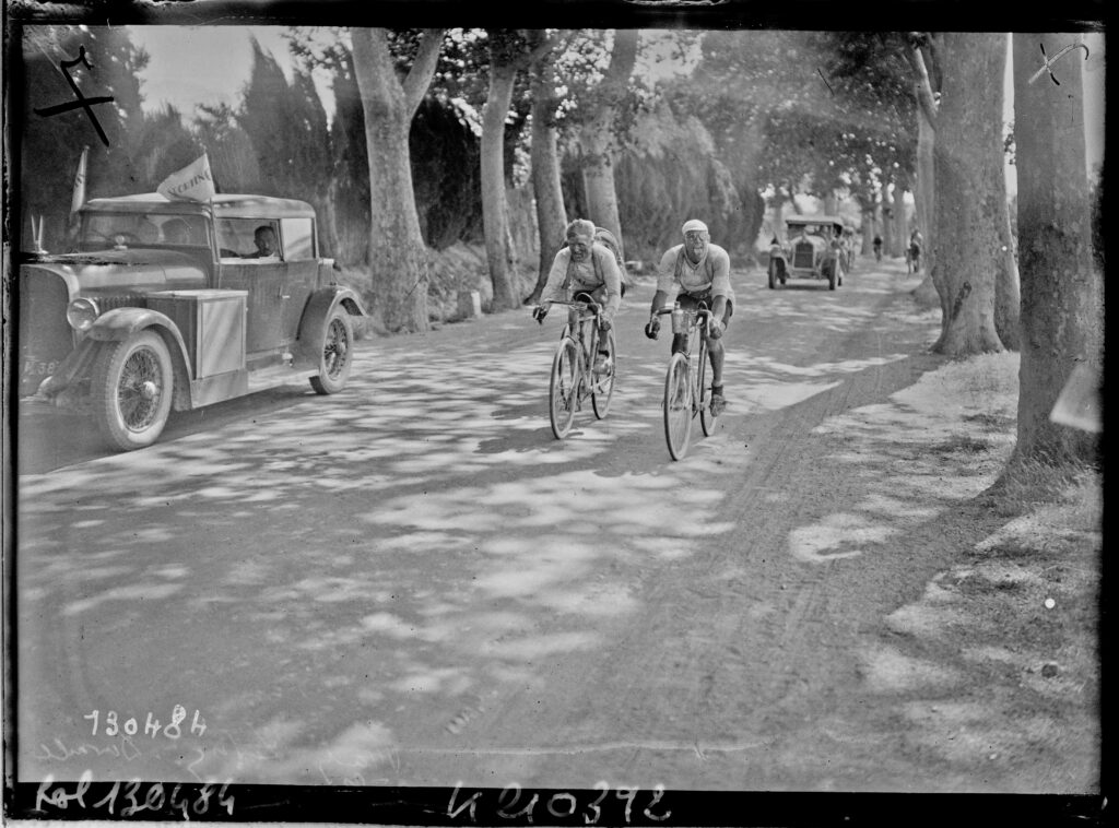 Sujet : Leducq, André (1904-1980)
Dewaele, Maurice (1896-1952)
Frantz, Nicolas (1899-1985)
Tour de France (course cycliste)
Pyrénées-Orientales (France)
Référence bibliographique : Rol, 130484
Appartient à l’ensemble documentaire : Pho20Rol
Appartient à l’ensemble documentaire : MnS000
Image de presse
Couverture : 28 juin 1928

Langue : français