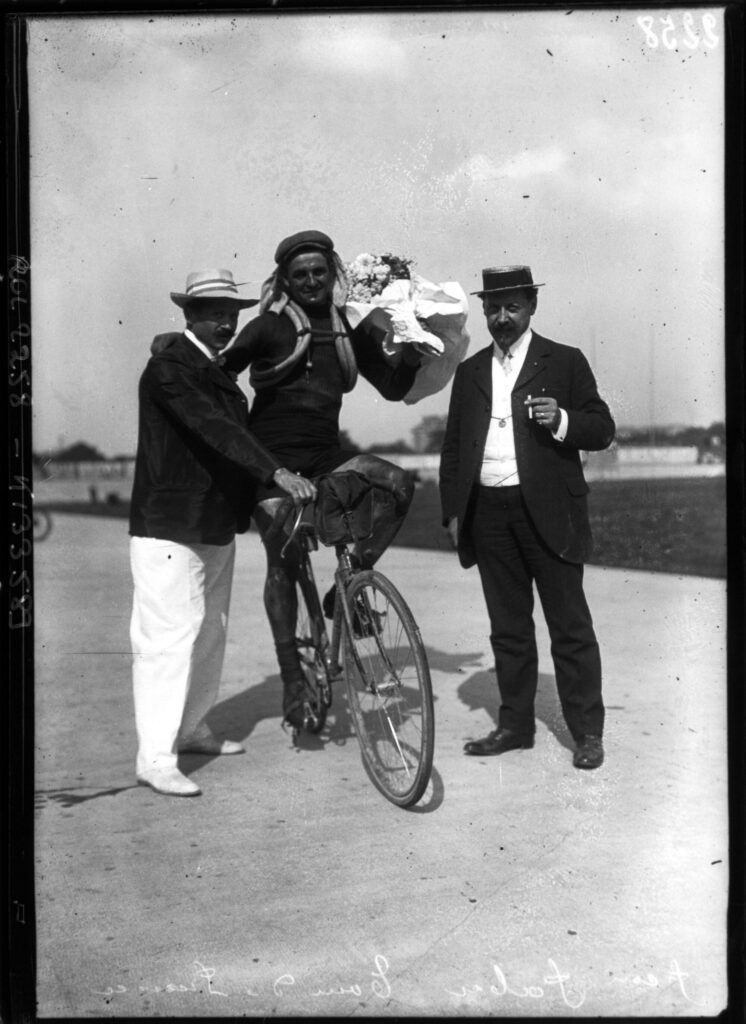 Sujet : Faber, François (1887-1915)
Cyclisme
Coureurs cyclistes
Courses cyclistes
Tour de France (course cycliste)
Photographie de presse -- 1900-1945
Référence bibliographique : Rol, 2258
Appartient à l’ensemble documentaire : Pho20Rol
Appartient à l’ensemble documentaire : MnS000
Couverture : .. 1908

Langue : français