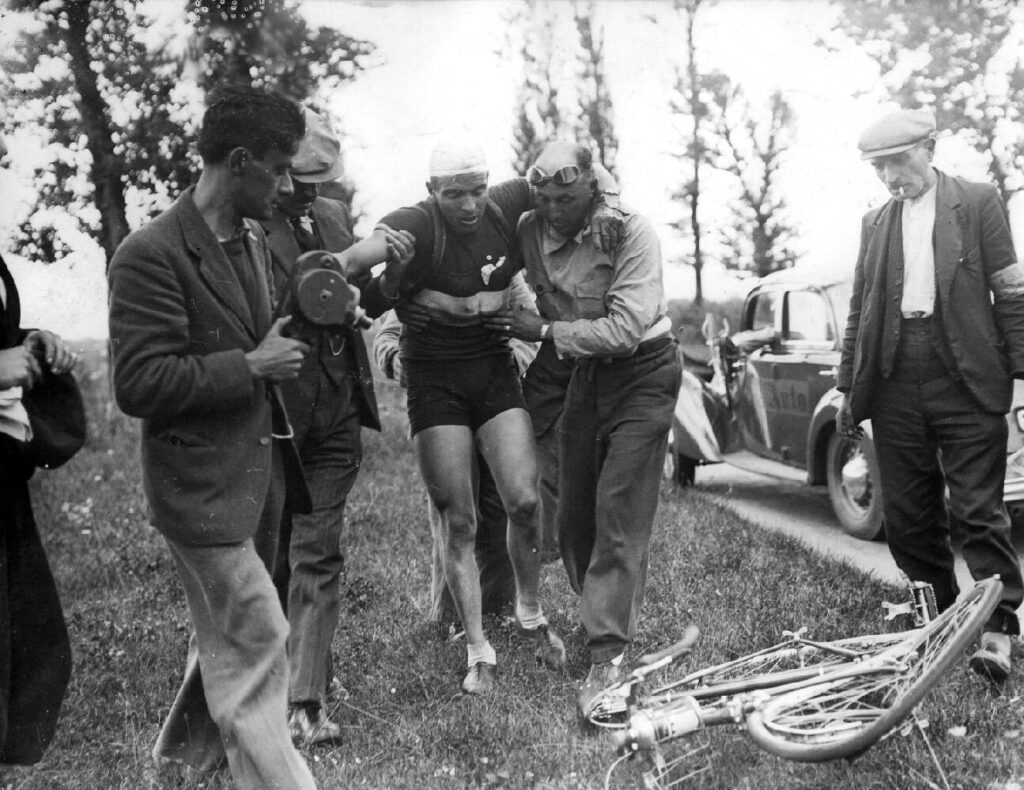 Foto: Nationaal Archief Wielrennen, Tour de France 1939. De Luxemburger François Neuens is hard op zijn knie gevallen tijdens de Tour, hij zou gewoon weer opstappennadat zijn fiets is gerepareerd.