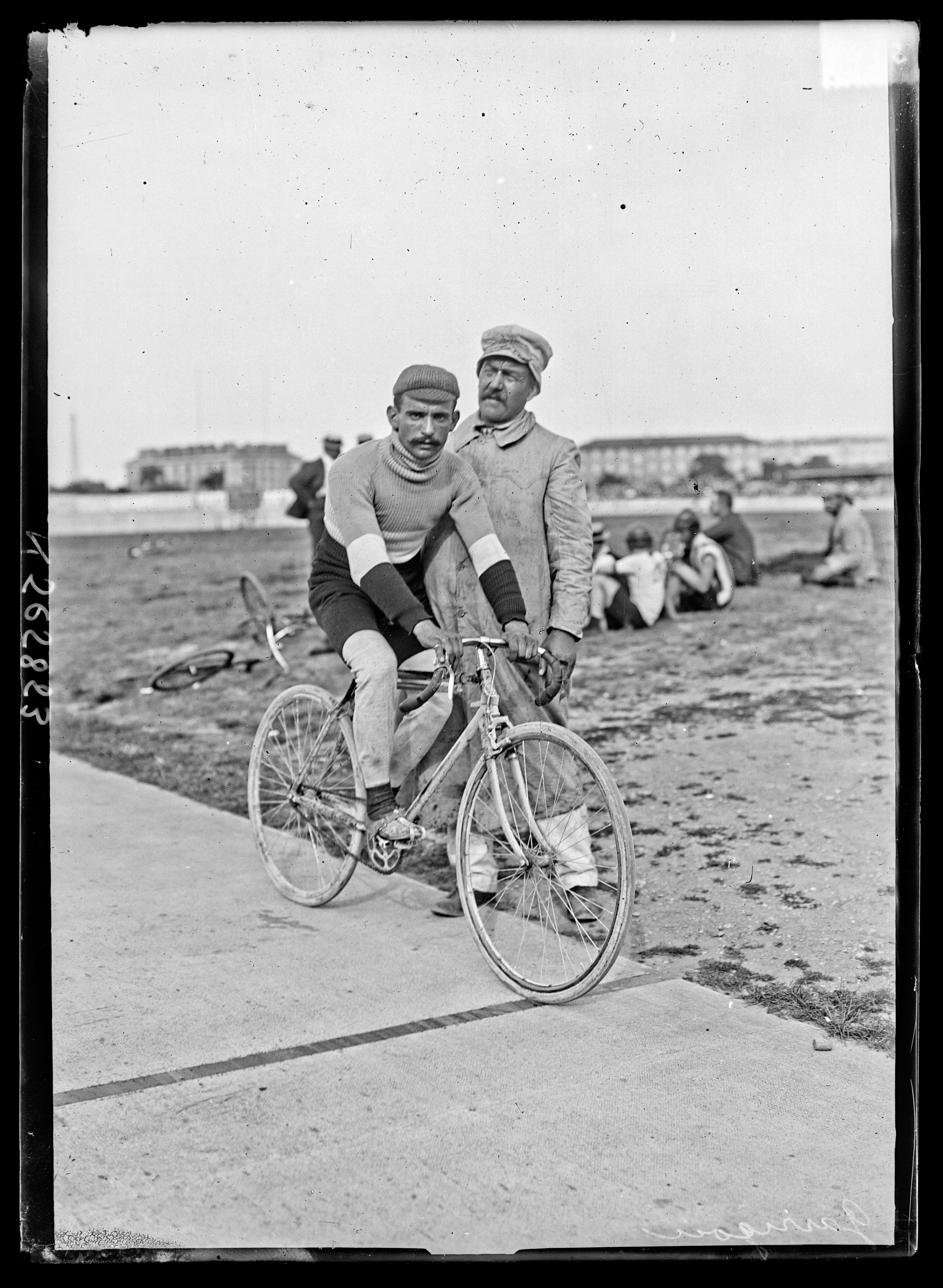 Sujet : Garrigou, Gustave (1884-1963) -- Portraits
Coureurs cyclistes -- France
Paris (France) -- Parc des princes
Portraits -- 1870-1913
Référence bibliographique : K262823
Appartient à l’ensemble documentaire : Pho20Rol
Image de presse
Couverture : 04 août 1907

Langue : français