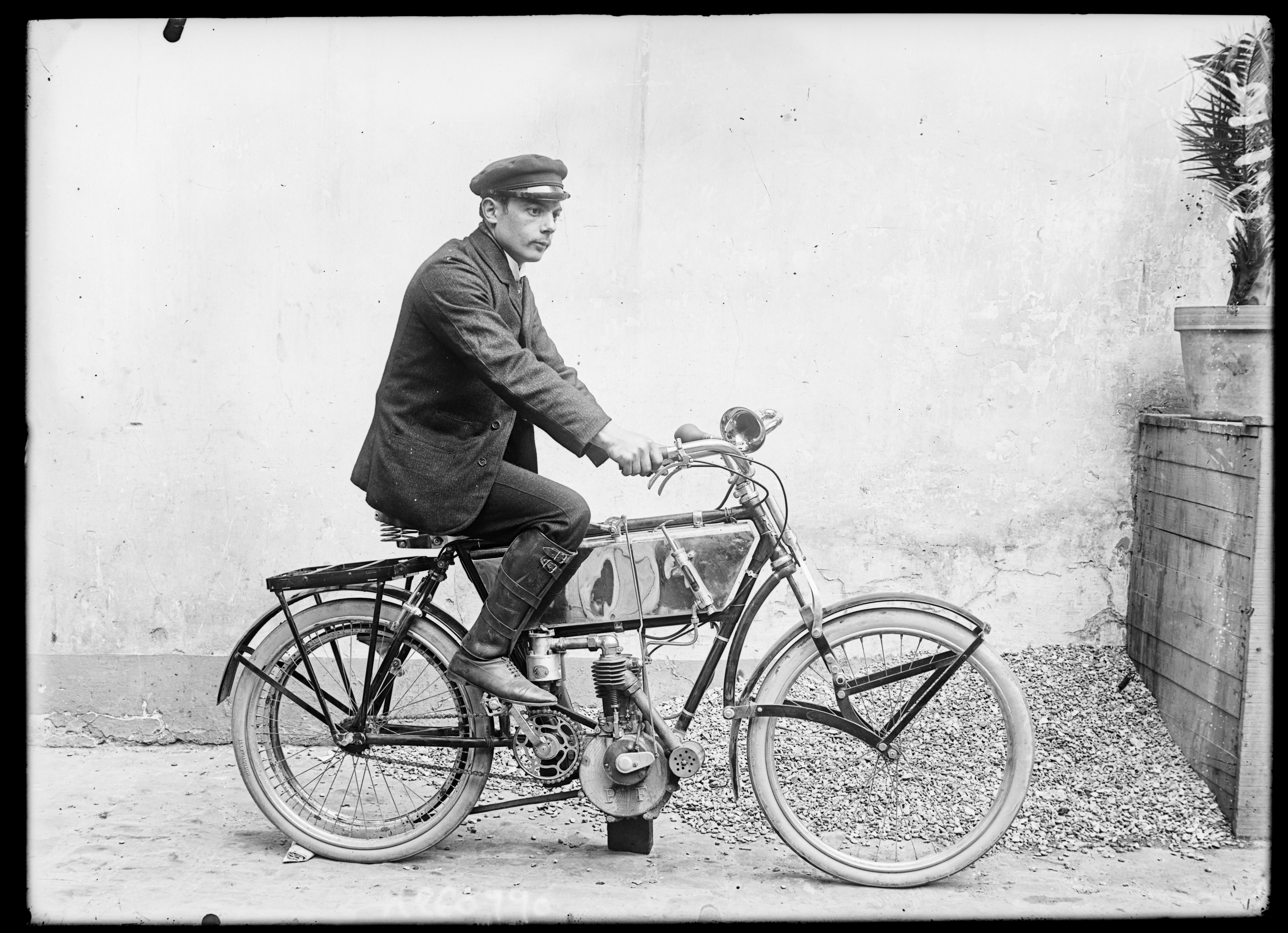 Sujet : Giuppone, Giosue (1878-1910) -- Portraits
Coureurs motocyclistes -- Italie
Peugeot (motocyclettes)
Portraits -- 1870-1913
Référence bibliographique : K260990
Appartient à l’ensemble documentaire : Pho20Rol
Appartient à l’ensemble documentaire : MnS000
Image de presse
Couverture : .. mai 1905

Langue : français