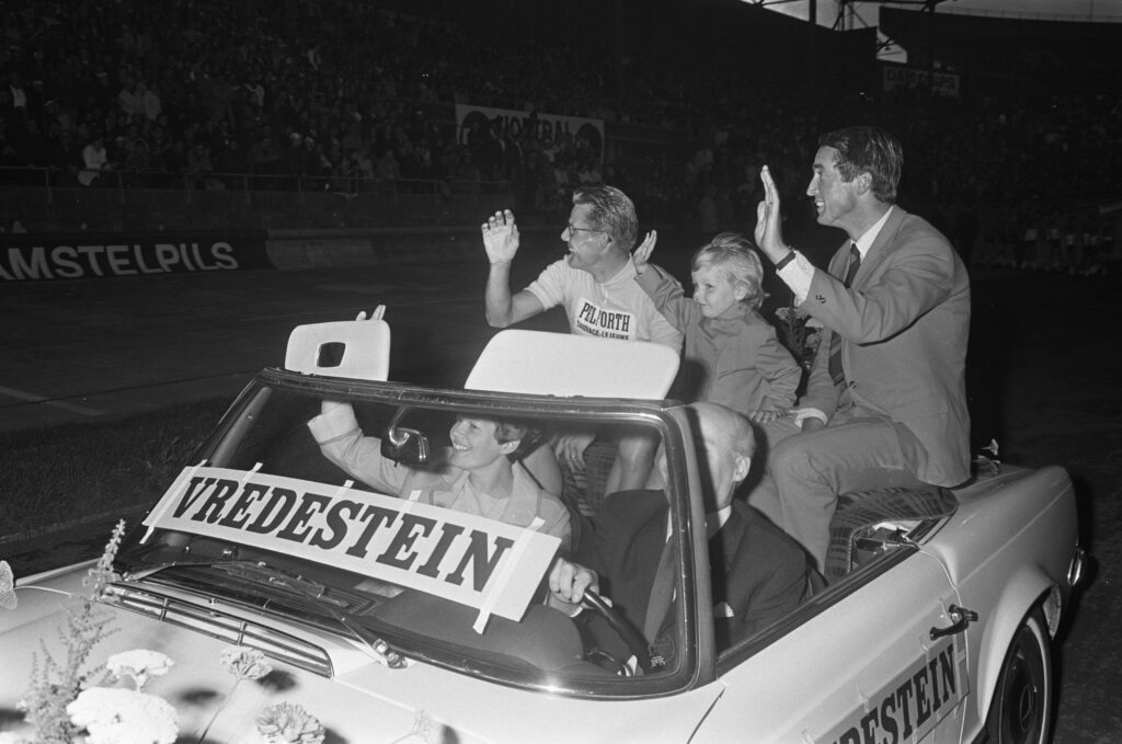 Collectie / Archief : Fotocollectie Anefo
Reportage / Serie : [ onbekend ]
Beschrijving : Huldiging Jan Janssen in het Olympisch Stadion te Amsterdam. Ereronde in de auto. Vlnr. Jan Janssen, dochter Karin, ploegleider Ab Geldermans, links voorin echtgenot Cora
Datum : 25 juli 1968
Locatie : Amsterdam, Noord-Holland
Fotograaf : Koch, Eric / Anefo
Auteursrechthebbende : Nationaal Archief 
Materiaalsoort : Negatief (zwart/wit)
Nummer archiefinventaris : bekijk toegang 2.24.01.05

Bestanddeelnummer : 921-5369