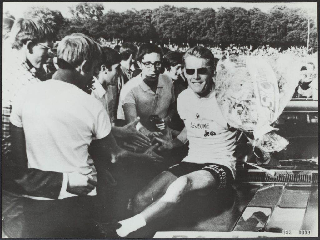 Collectie / Archief : Fotocollectie Rijksvoorlichtingsdienst Eigen
Reportage / Serie : [ onbekend ]
Beschrijving : Jan Janssen winnaar van de Tour de France 1968
Datum : juli 1968
Locatie : Frankrijk, Parijs, Vincennes
Trefwoorden : sport, wielrennen
Persoonsnaam : Janssen Jan
Instellingsnaam : Tour de France
Fotograaf : Fotograaf Onbekend / Anefo
Auteursrechthebbende : Nationaal Archief 
Materiaalsoort : Foto (zwart/wit)
Nummer archiefinventaris : bekijk toegang 2.24.10.02

Bestanddeelnummer : 135-0699