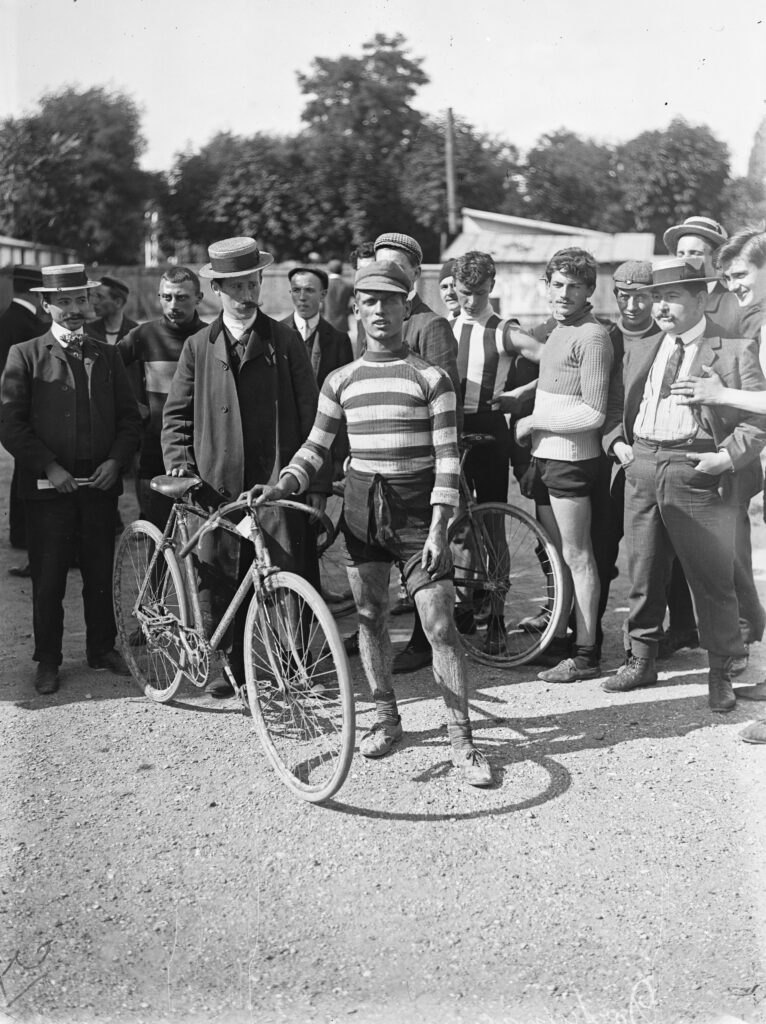 Dortignac [gagnant de la dernière étape du Tour de France, le 30 juillet 1905, au Parc des Princes] : [photographie de presse] / [Agence Rol]