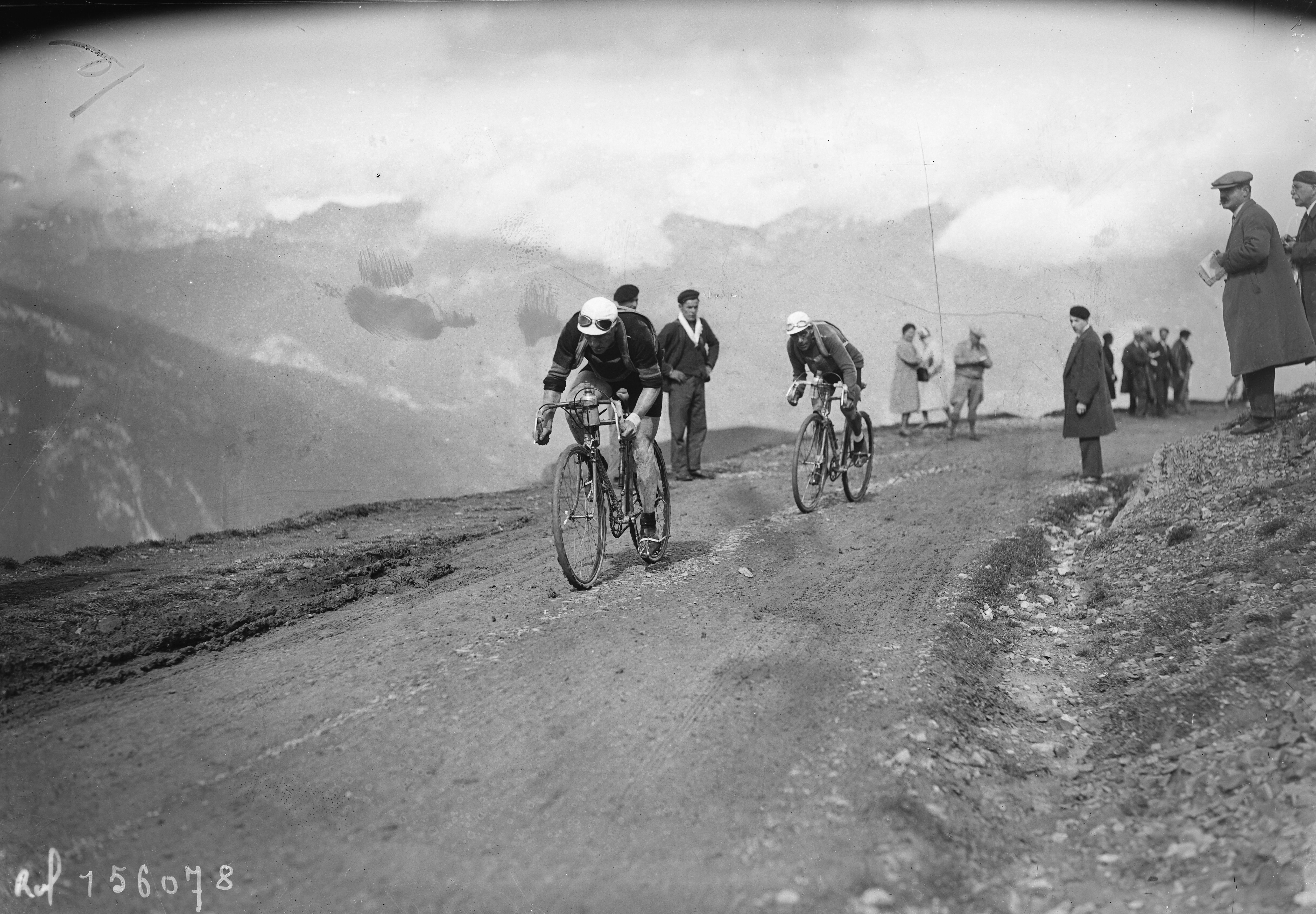 [8/7/31, Tour de France cycliste dans les Pyrénées, de gauche à droite] Demuysère, Cepeda : [photographie de presse] / [Agence Rol]