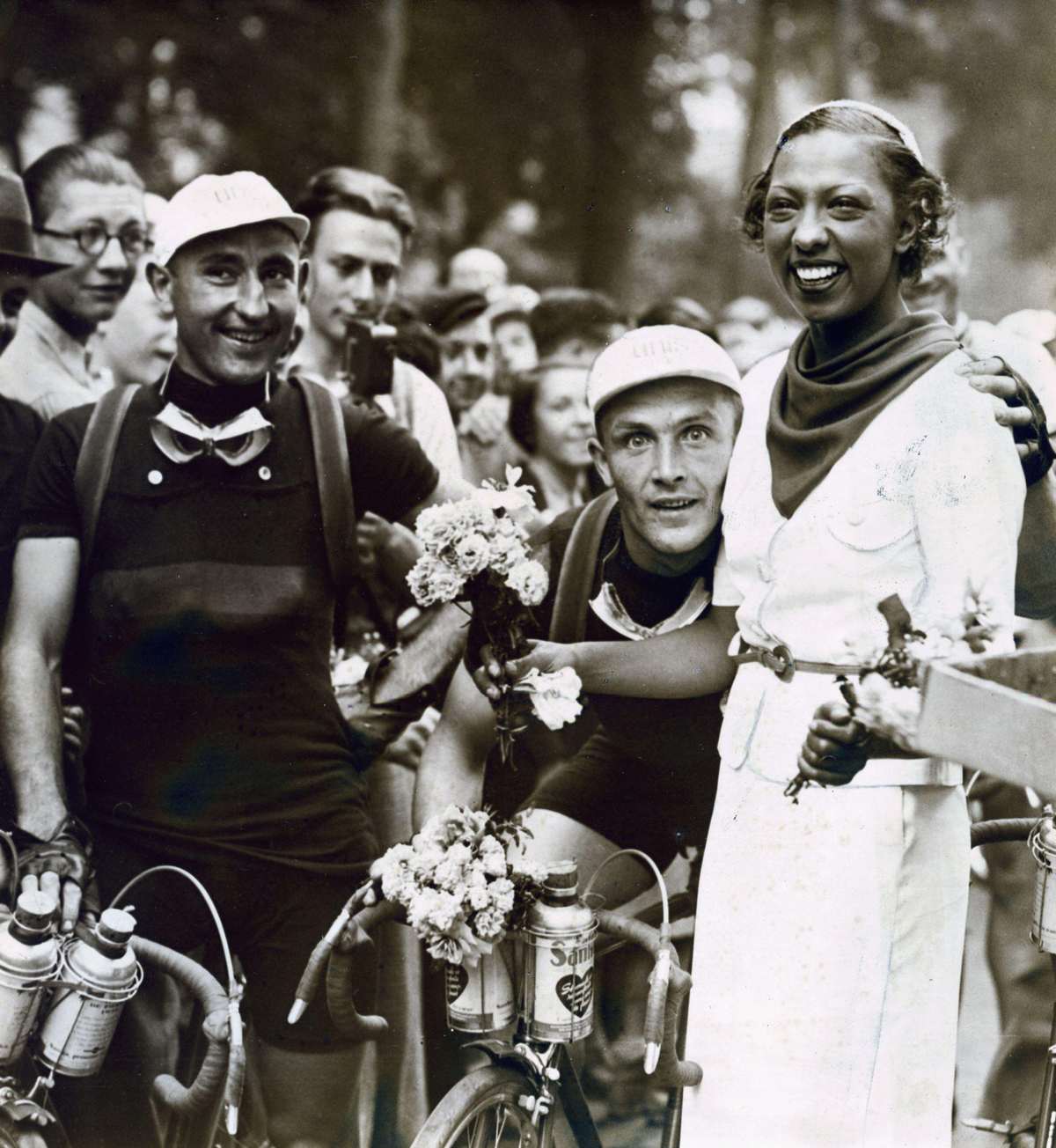 Josephine Baker at the start of the Tour de France 1936, with Sylvère (left) and Romain Maes (middle)
