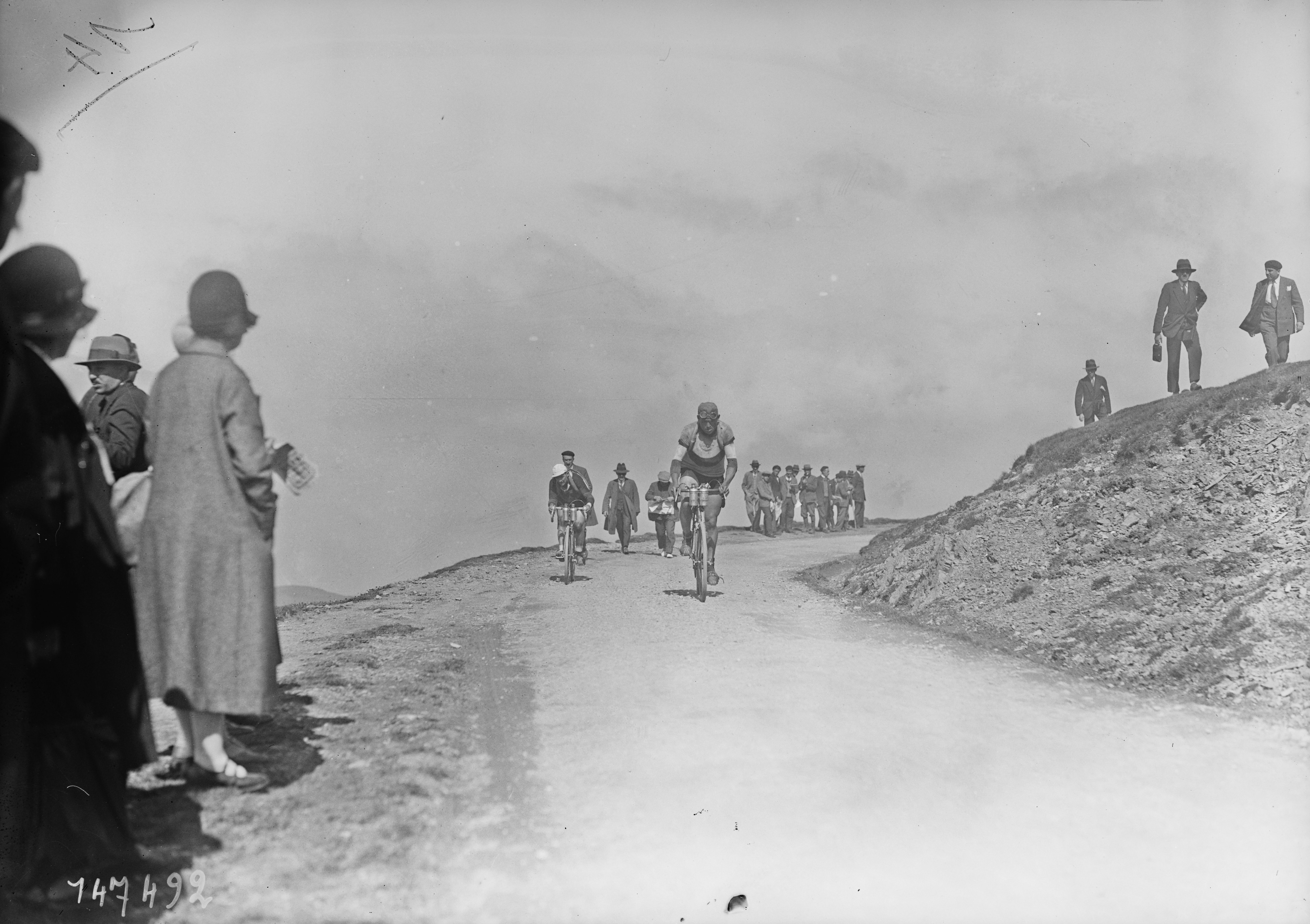 10-7-30, Tour de France [cycliste, col d'Aubisque], Taverne et L. Laval : [photographie de presse] / [Agence Rol]