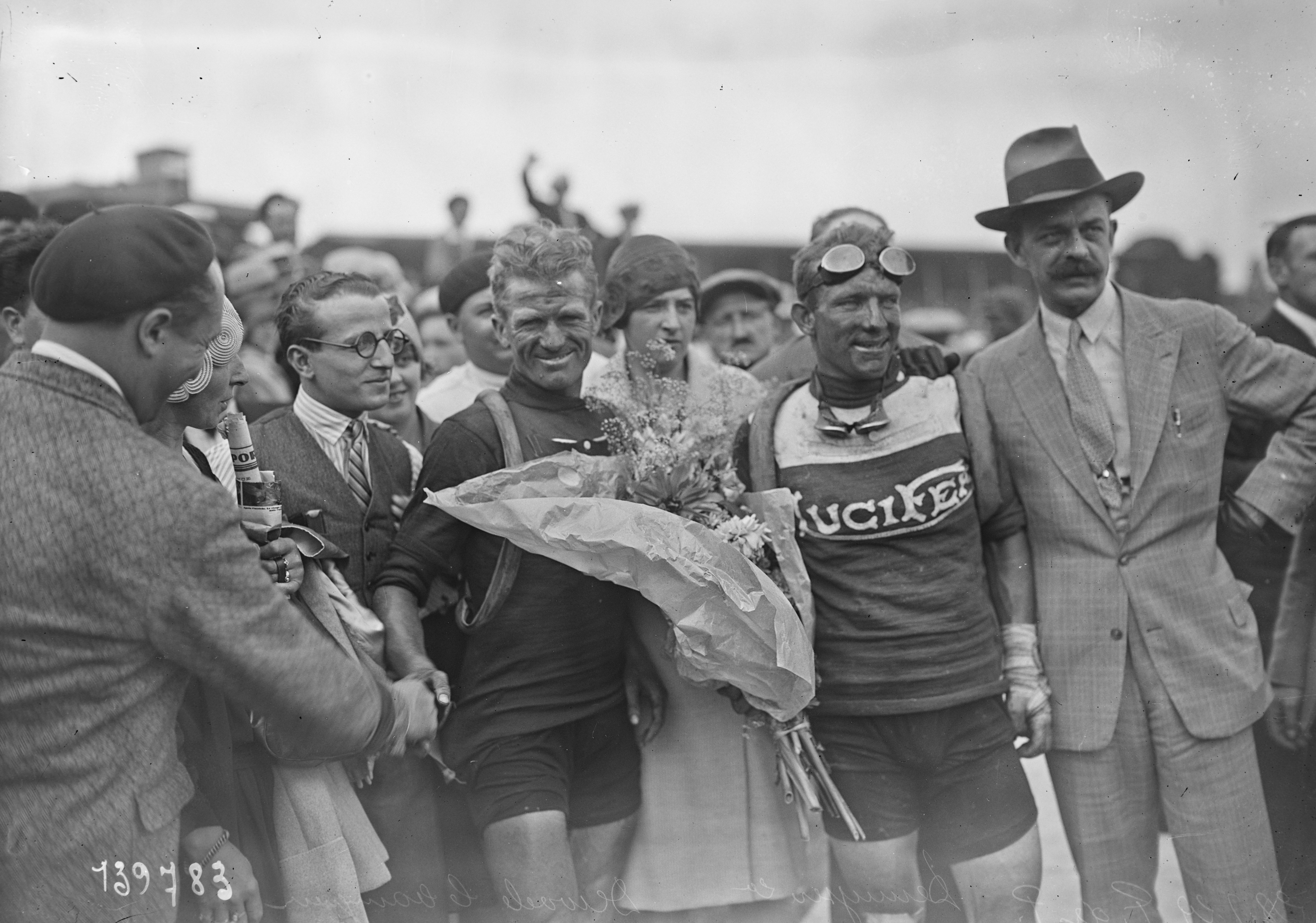 28-7-29, [Tour de France, arrivée au] Parc des Princes, [de gauche à droite] Dewaele le vainqueur, Demuysere 2e : [photographie de presse] / [Agence Rol]