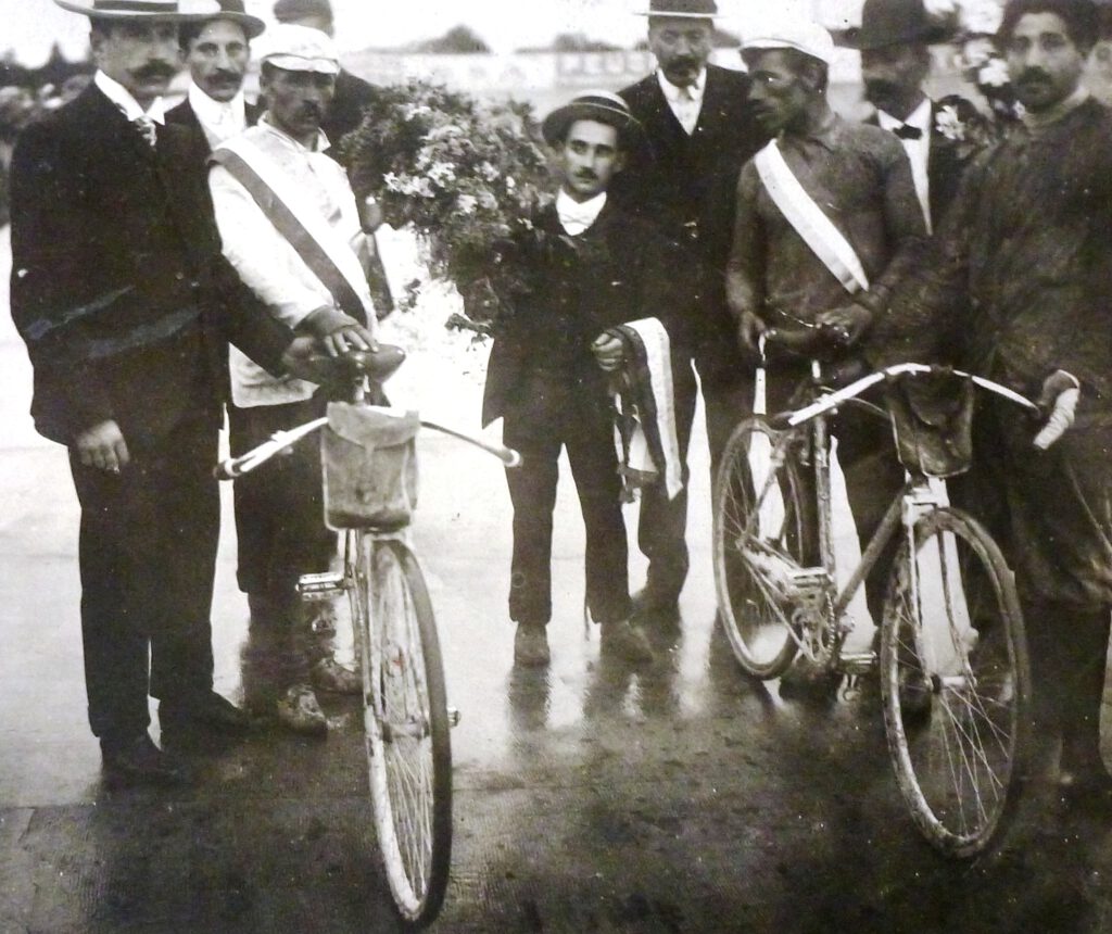 Maurice Garin nach seinem Sieg bei der Tour de France 1903,
rechts der Zweitplatziere, Léon Georget