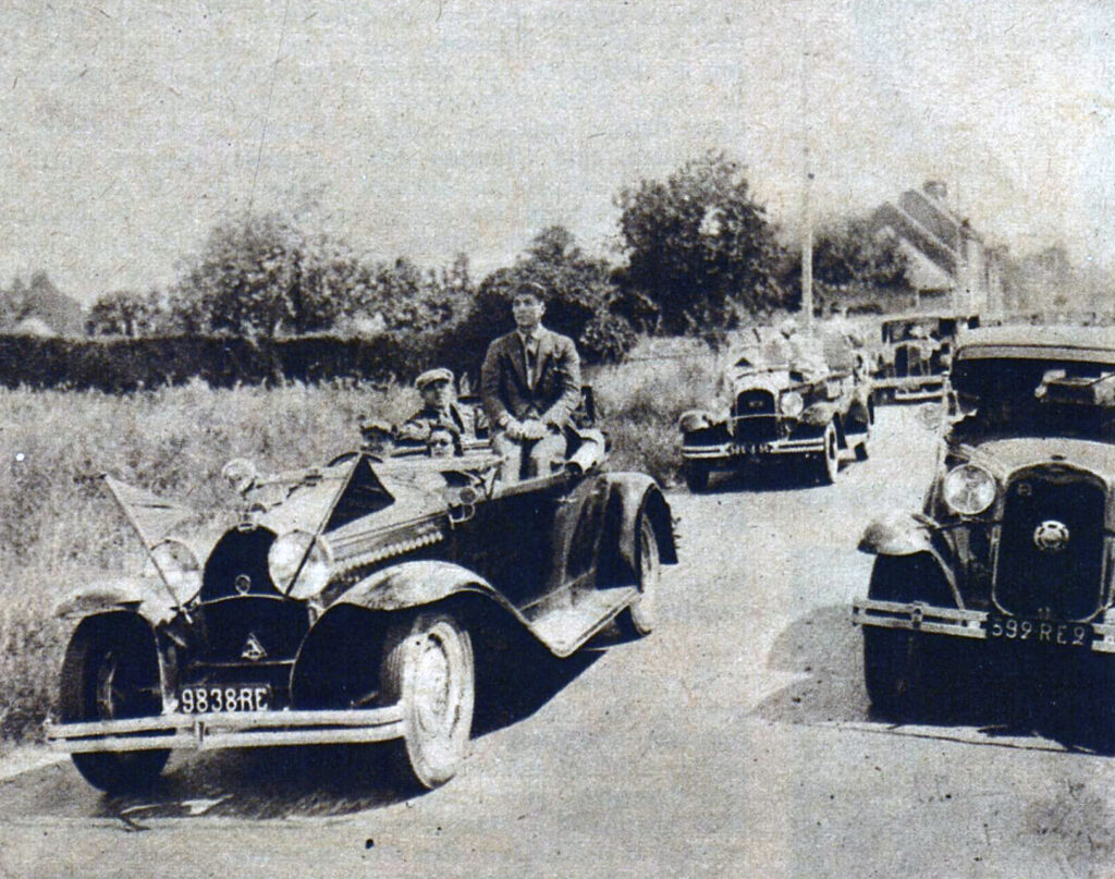 Maurice Goddet est au volant d'une voiture dans un convoi qui suit le Tour de France 1930. Le boxeur Georges Carpentier se tient assis sur la banquette arrière et regarde les coureurs. La photo est diffusée dans le Miroir des sports du 8 juillet 1930.