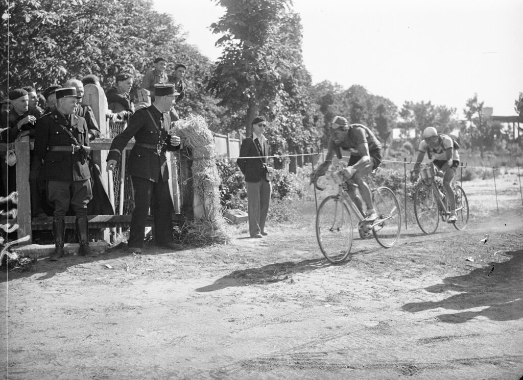 Collectie / Archief : Fotocollectie Anefo
Reportage / Serie : Tour de France. Eerste etappe Parijs-Rijssel (Lille)
Beschrijving : Nummer een en twee komen binnen, Ferdi Kübler (Zwitserland) en Mahé (Frankrijk)
Datum : 25 juni 1947
Locatie : Frankrijk
Trefwoorden : sport, wielrennen, wielrennen
Fotograaf : Sagers, Harry / Anefo
Auteursrechthebbende : Nationaal Archief 
Materiaalsoort : Glasnegatief
Nummer archiefinventaris : bekijk toegang 2.24.01.09

Bestanddeelnummer : 902-2375