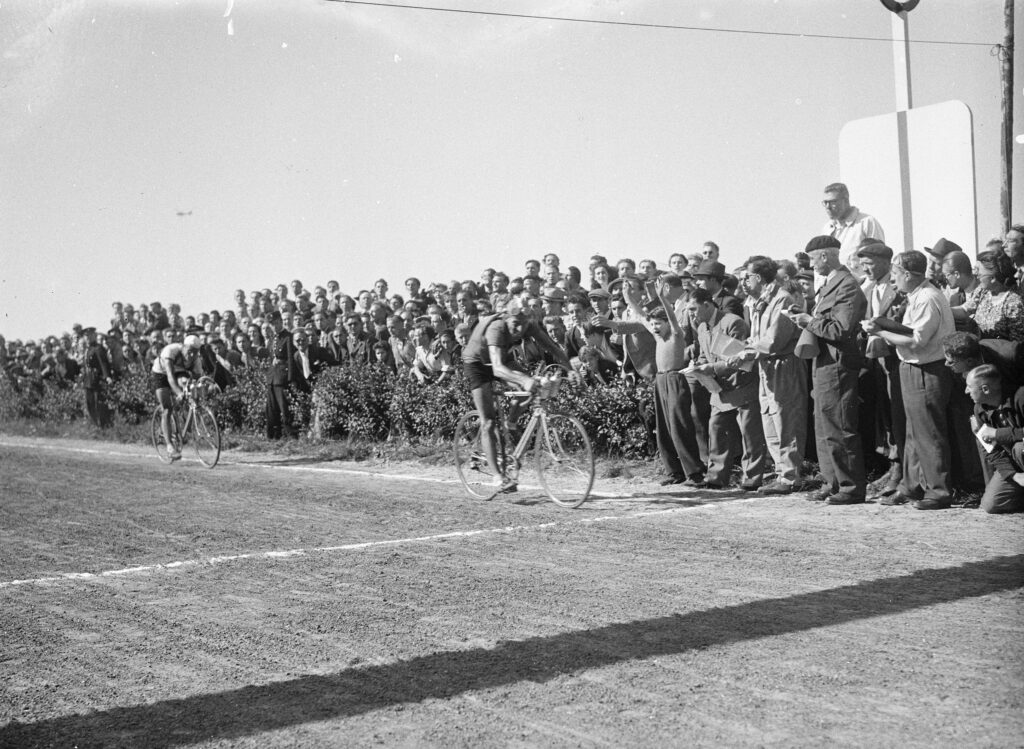 Collectie / Archief : Fotocollectie Anefo
Reportage / Serie : Tour de France. Eerste etappe Parijs-Rijssel (Lille)
Beschrijving : Nummer een en twee komen binnen, Ferdi Kübler (Zwitserland) gevolgd door Mahé (Frankrijk)
Datum : 25 juni 1947
Locatie : Frankrijk, Lille
Trefwoorden : wielrennen
Persoonsnaam : Kübler, Ferdy
Fotograaf : Sagers, Harry / Anefo
Auteursrechthebbende : Nationaal Archief 
Materiaalsoort : Glasnegatief
Nummer archiefinventaris : bekijk toegang 2.24.01.09

Bestanddeelnummer : 902-2379