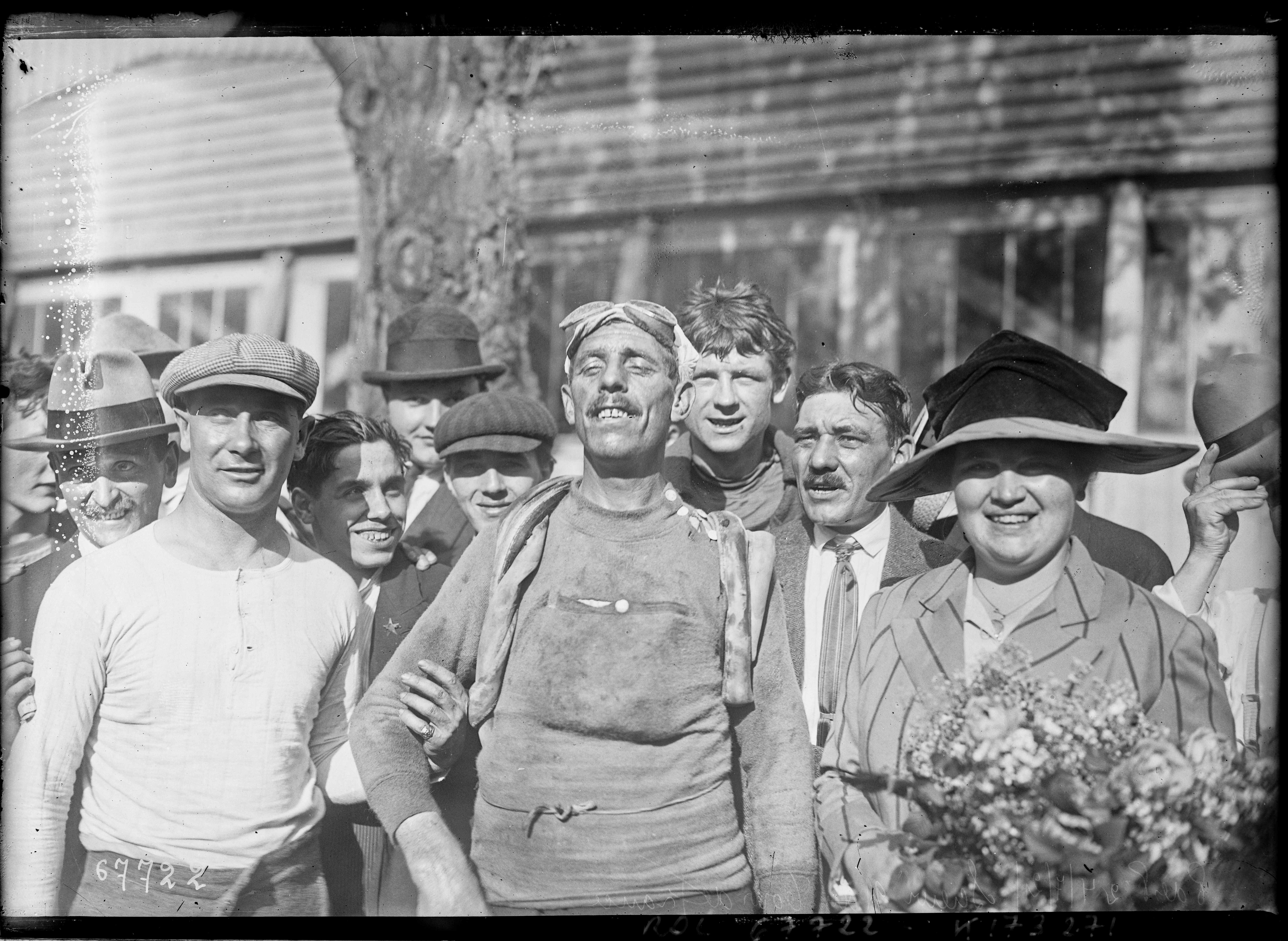 Sujet : Scieur, Léon (1888-1969) -- Portraits
Tour de France (course cycliste)
Paris (France) -- Parc des princes
Portraits -- 1914-1945
Référence bibliographique : Rol, 67722
Appartient à l’ensemble documentaire : Pho20Rol
Appartient à l’ensemble documentaire : MnS000
Image de presse
Couverture : 24 juillet 1921

Langue : français