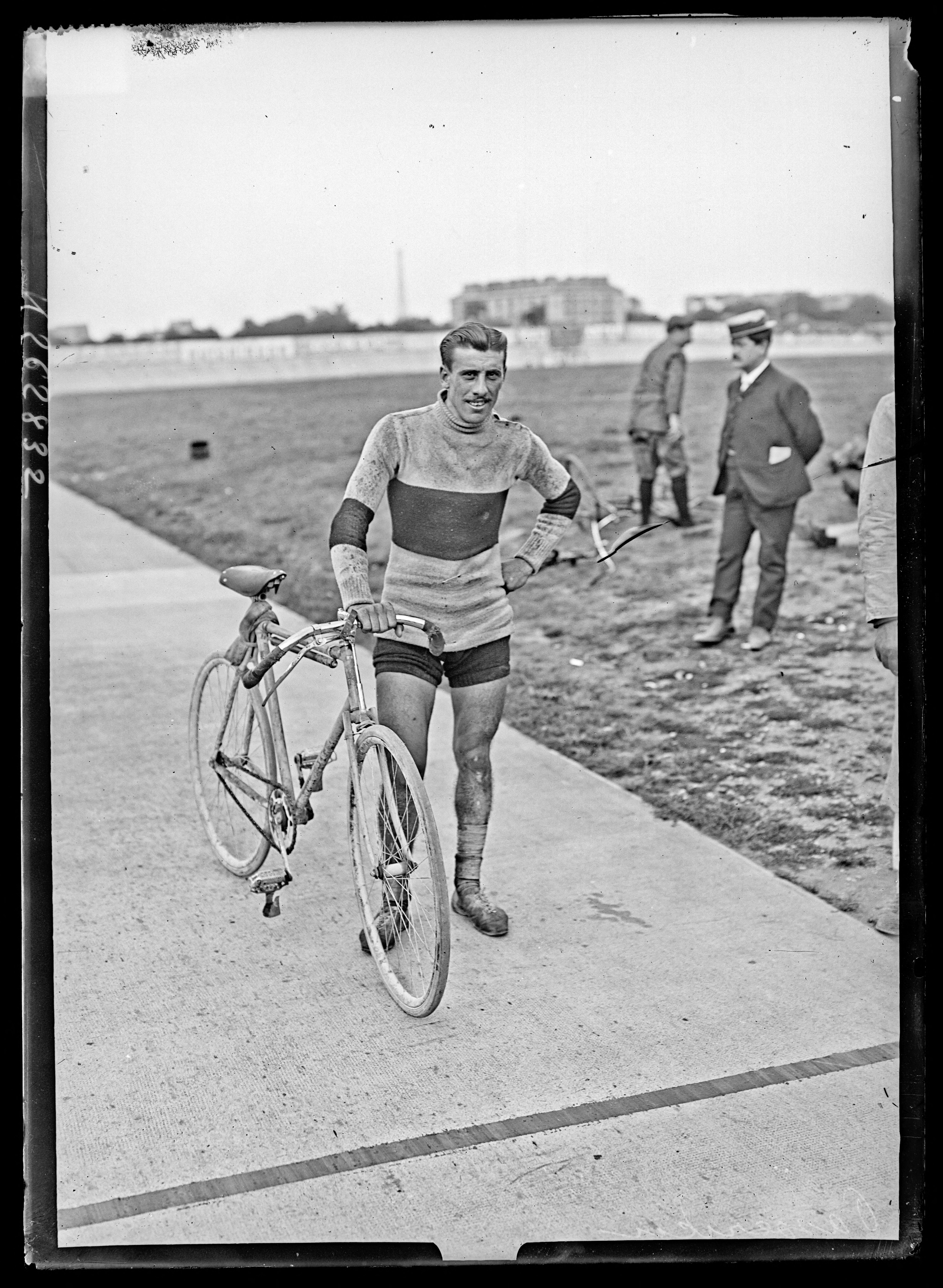 Sujet : Passerieu, Georges (1885-1928) -- Portraits
Coureurs cyclistes -- France
Paris (France) -- Parc des princes
Portraits -- 1870-1913
Référence bibliographique : K262832
Appartient à l’ensemble documentaire : Pho20Rol
Appartient à l’ensemble documentaire : MnS000
Image de presse
Couverture : 04 août 1907

Langue : français