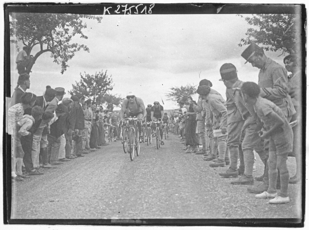 Sujet : Tour de France (course cycliste)
Appartient à l’ensemble documentaire : MnS000
Image de presse
Langue : français

Éditeur : [Agence Meurisse ?] (Paris)