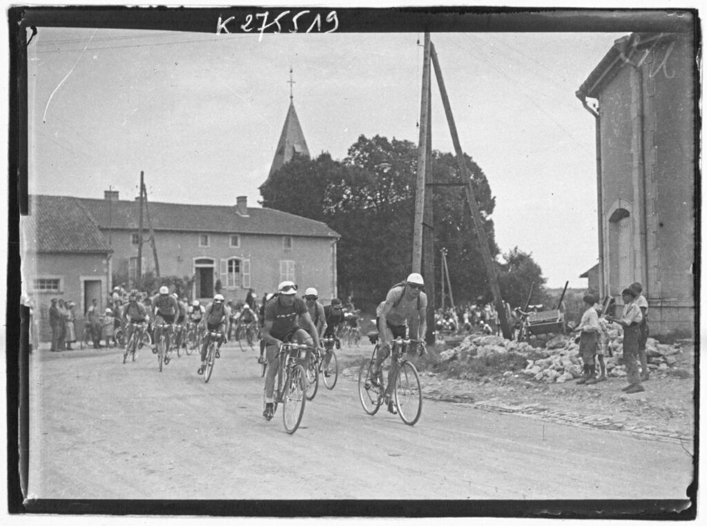 Sujet : Tour de France (course cycliste)
Appartient à l’ensemble documentaire : MnS000
Image de presse
Langue : français

Éditeur : [Agence Meurisse ?] (Paris)