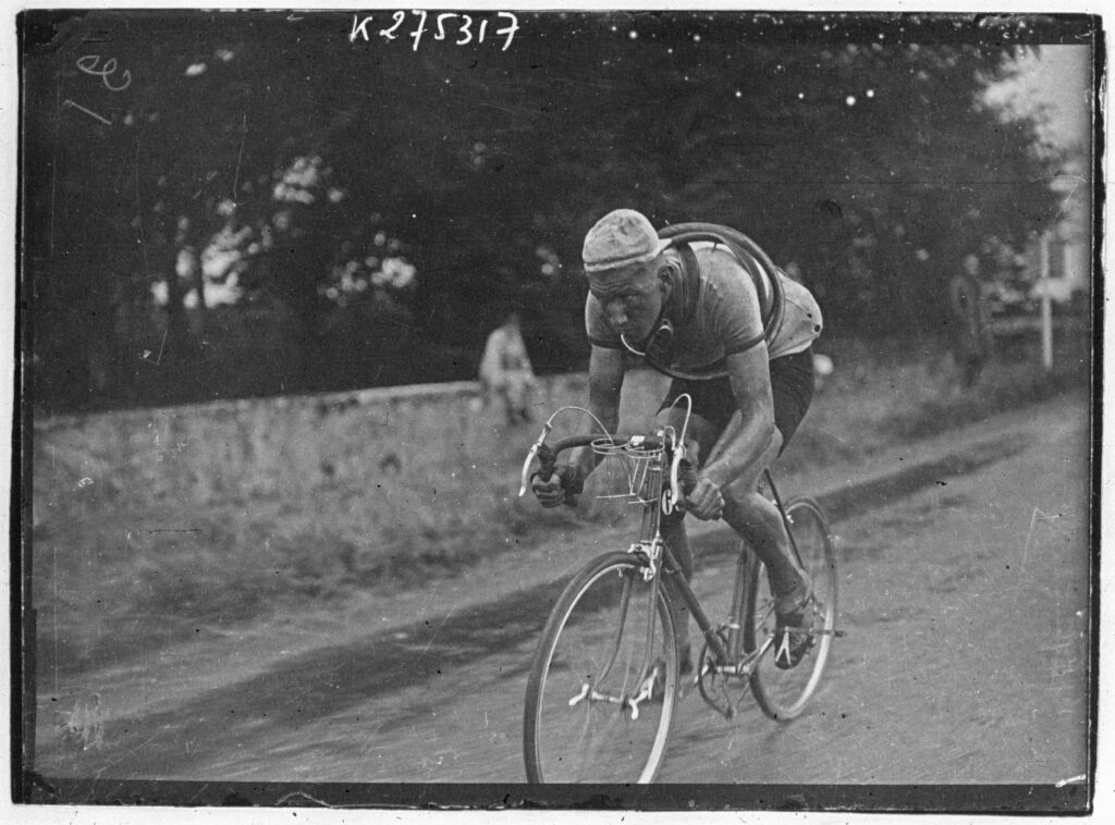 Sujet : Tour de France (course cycliste)
Appartient à l’ensemble documentaire : MnS000
Image de presse
Couverture : 07 juillet 1938
Langue : français

Éditeur : [Agence Meurisse ?] (Paris)